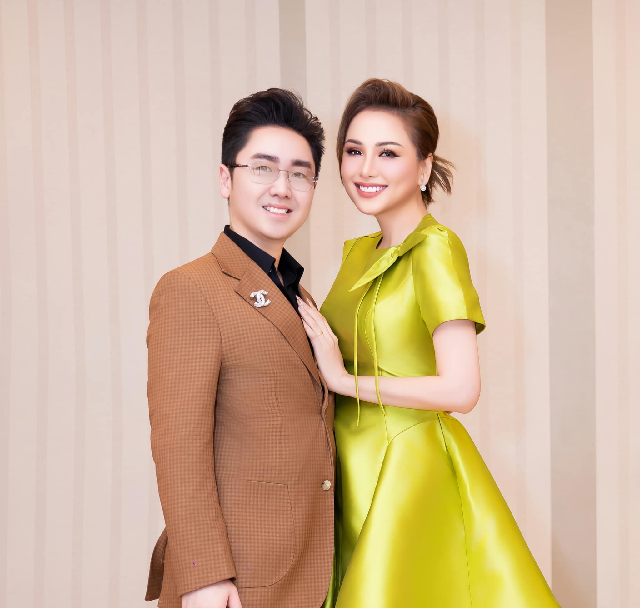 Showbiz 15.3: Lý do Diễm Hương lấy chồng kém tuổi; Hoàng Thùy Linh gây chú ý