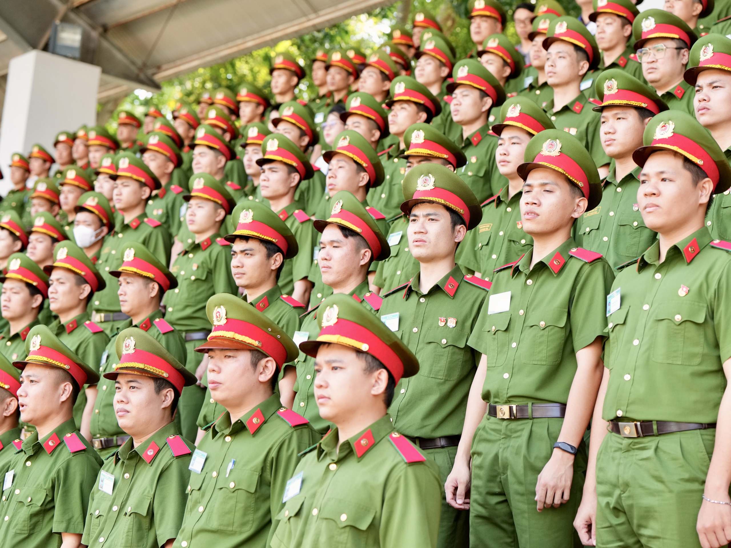 3.000 cổ động viên, những sắc màu rực lửa trên sân bóng đá sinh viên - Ảnh 1.