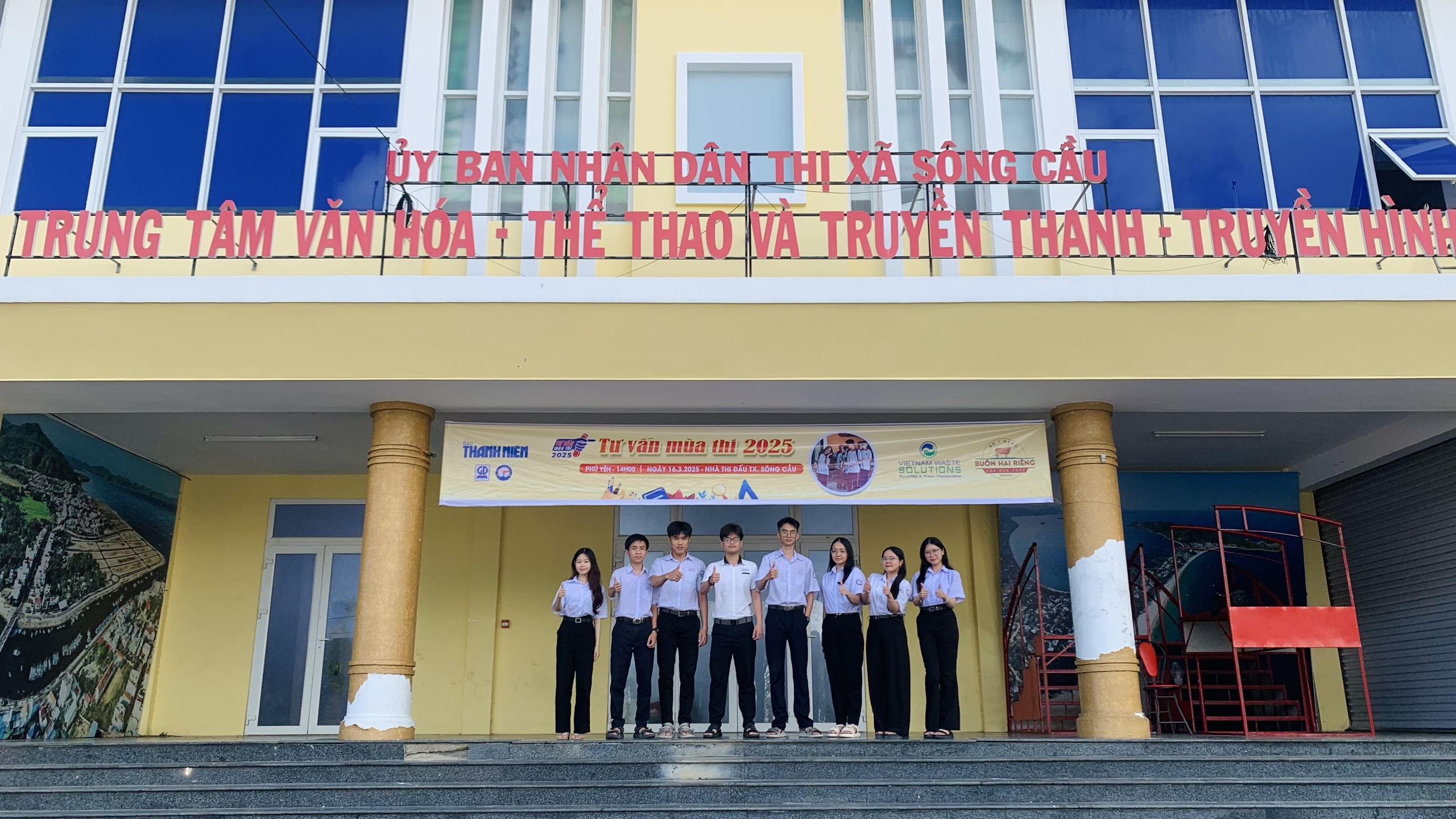 Studenti z Phu Yen čekají na řešení v rámci konzultačního programu pro zkouškovou sezónu - Foto 1. Học sinh Phú Yên chờ được gỡ rối từ chương trình Tư vấn mùa thi- Ảnh 1.
