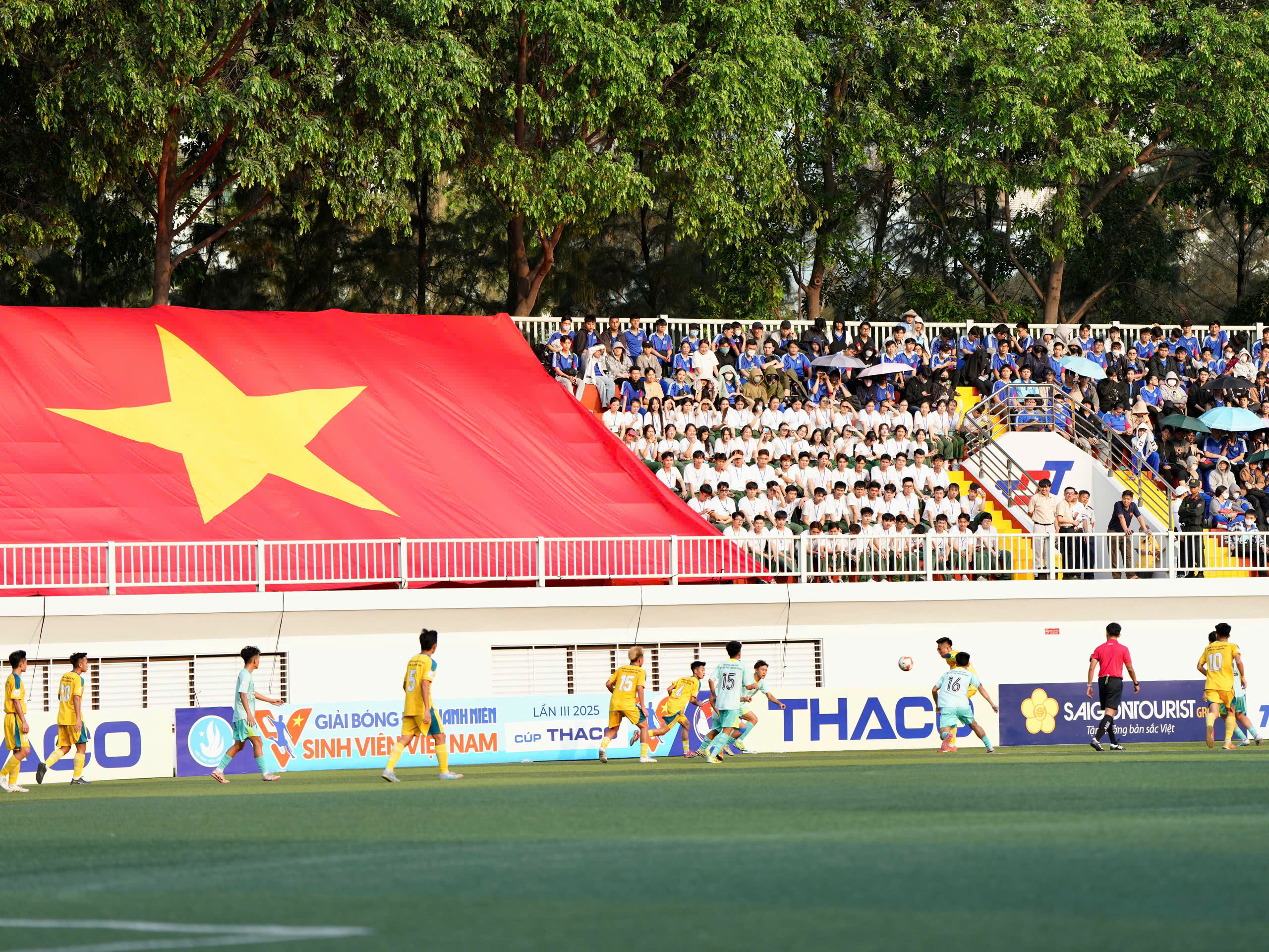 Mang đại kỳ ra sân cổ vũ nhà vô địch TNSV THACO cup 2025 - Ảnh 4.