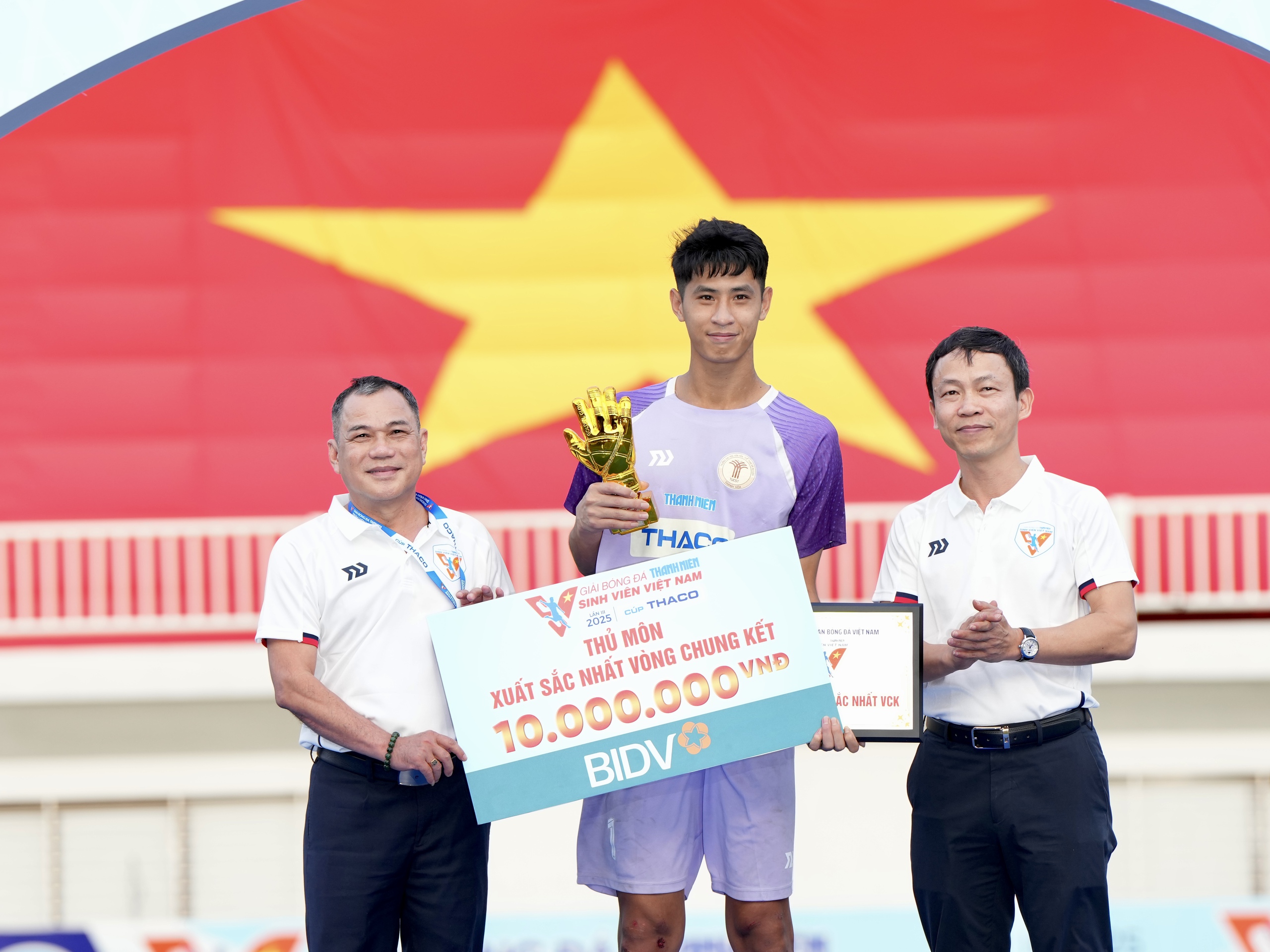 Mang đại kỳ ra sân cổ vũ nhà vô địch TNSV THACO cup 2025 - Ảnh 11.