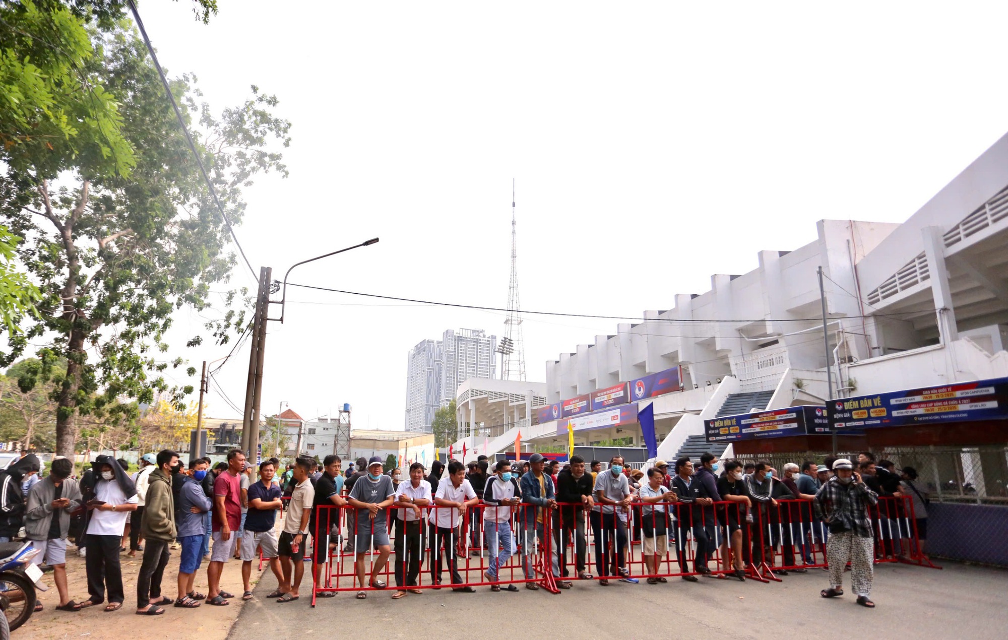 Espectadores compram ansiosamente ingressos para assistir ao time vietnamita jogar contra Camboja e Laos - Foto 3. Khán giả háo hức mua vé xem đội tuyển Việt Nam đấu Campuchia, Lào - Ảnh 3.
