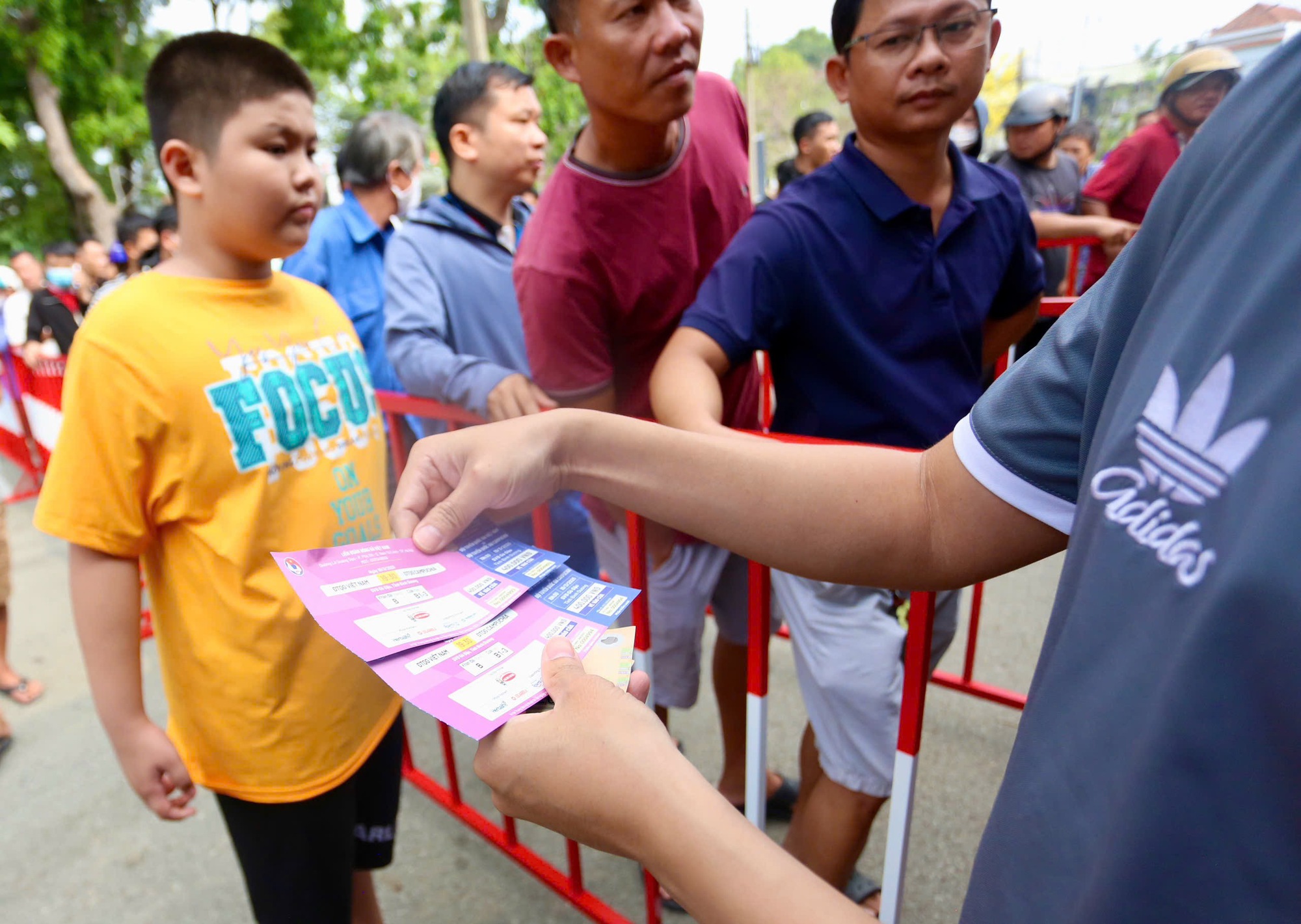 Espectadores compram ansiosamente ingressos para assistir ao time vietnamita jogar contra Camboja e Laos - Foto 1. Khán giả háo hức mua vé xem đội tuyển Việt Nam đấu Campuchia, Lào - Ảnh 1.