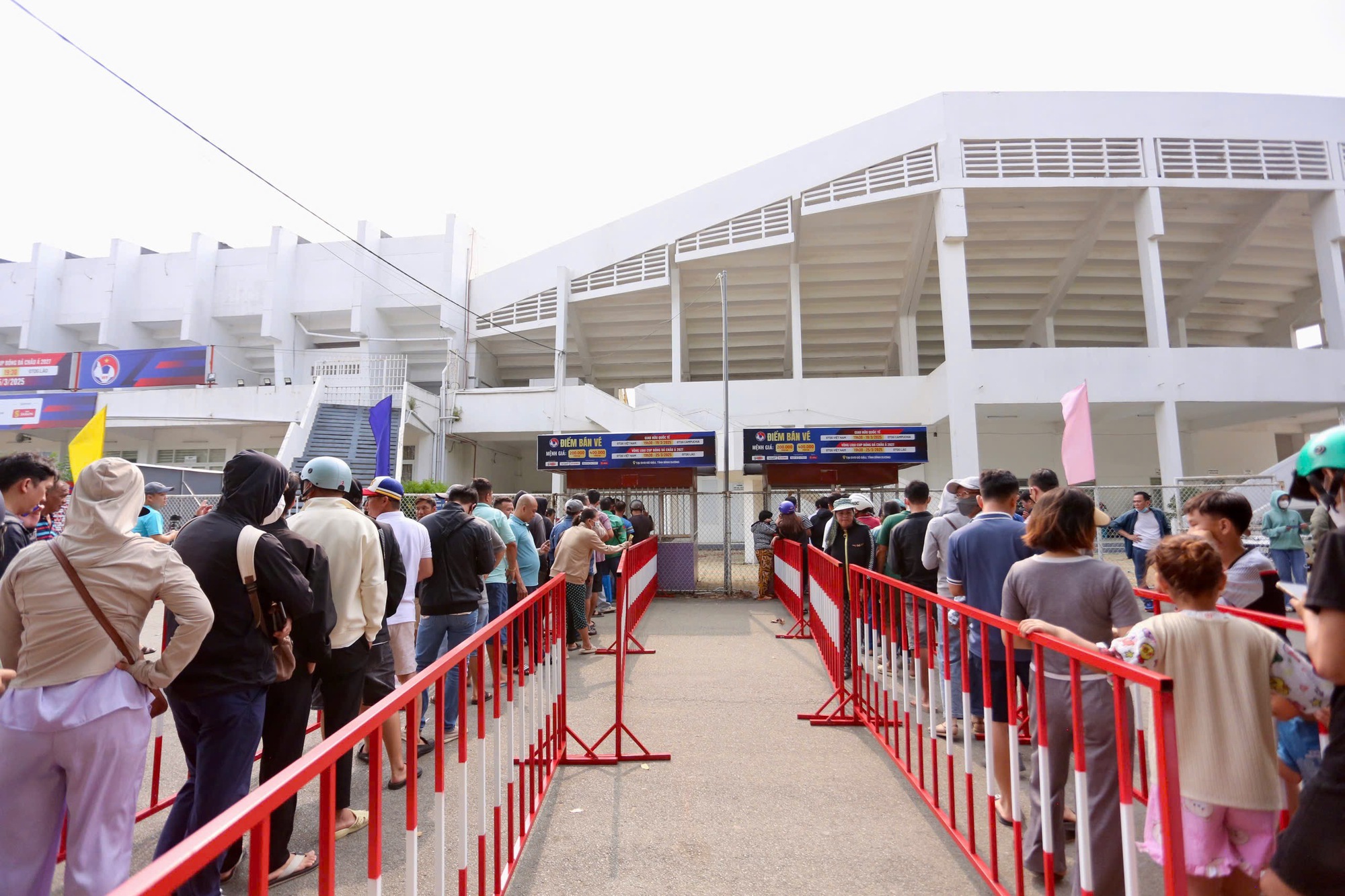 Espectadores compram ansiosamente ingressos para assistir ao time vietnamita jogar contra Camboja e Laos - Foto 4. Khán giả háo hức mua vé xem đội tuyển Việt Nam đấu Campuchia, Lào - Ảnh 4.