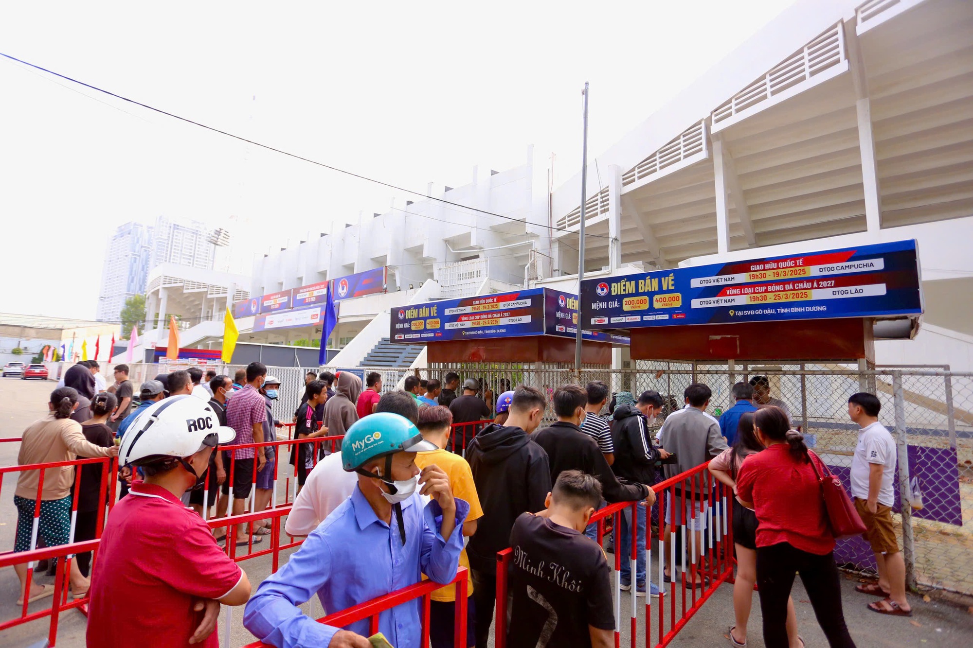 Espectadores compram ansiosamente ingressos para assistir ao time vietnamita jogar contra Camboja e Laos - Foto 2. Khán giả háo hức mua vé xem đội tuyển Việt Nam đấu Campuchia, Lào - Ảnh 2.