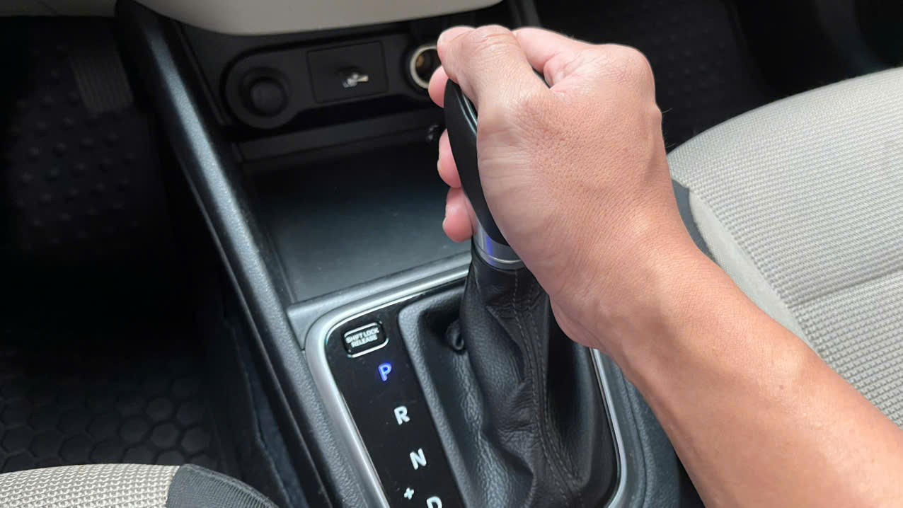 3 lý do vì sao không nên chuyển cần số về P khi dừng đèn đỏ - Ảnh 2.