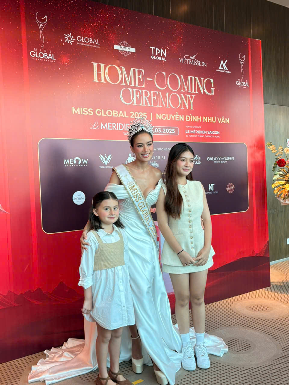 Mẹ đơn thân Nguyễn Đình Như Vân giành vương miện Miss Global 2025 , hai con gái chúc mừng - Ảnh 1.