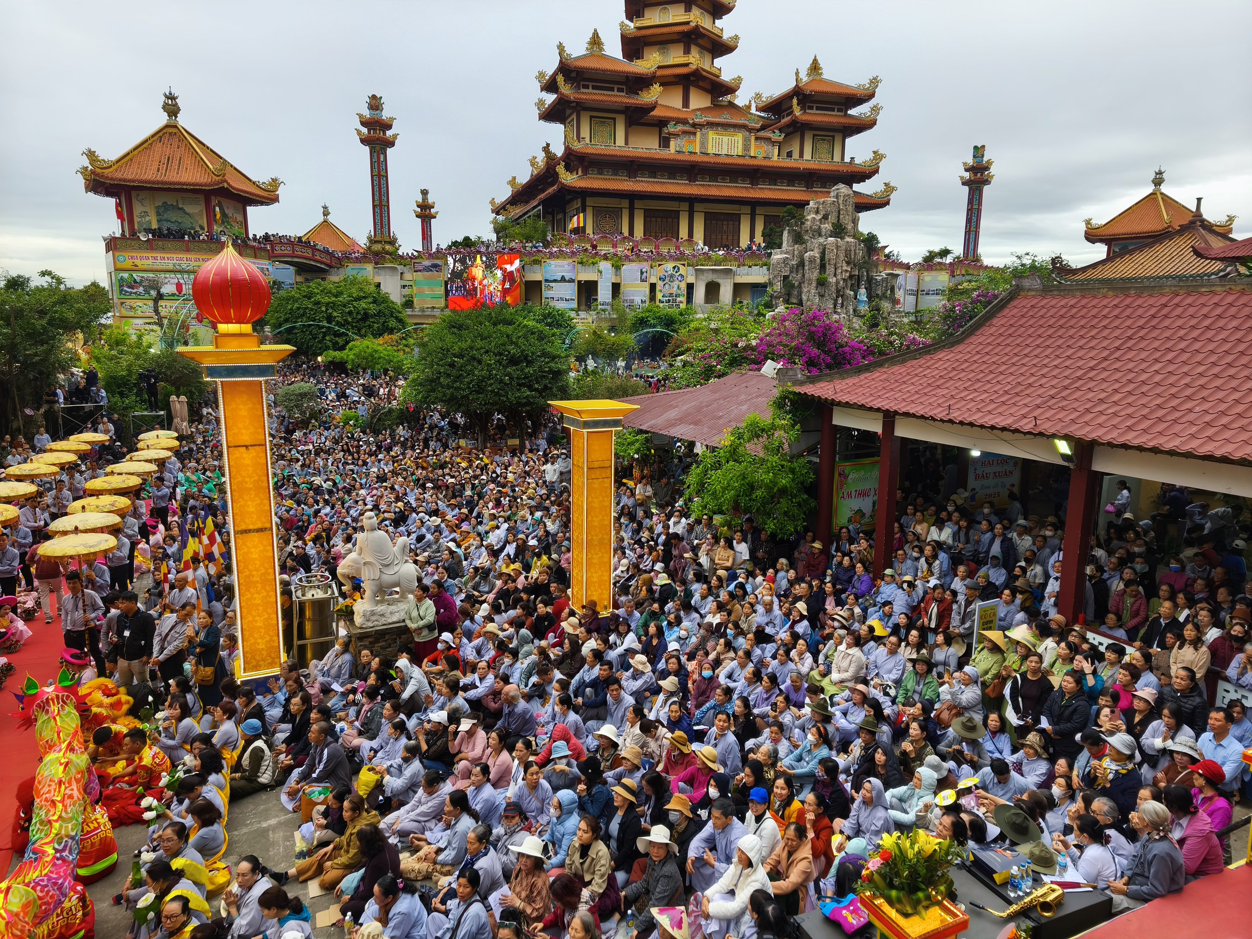 Biển người chen chân xem hóa trang Bồ tát Quán Thế Âm ở Ngũ Hành Sơn - Ảnh 3.