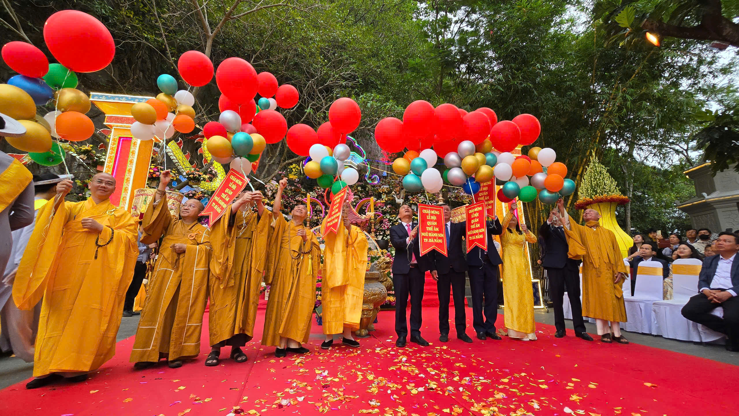 Biển người chen chân xem hóa trang Bồ tát Quán Thế Âm ở Ngũ Hành Sơn - Ảnh 4.