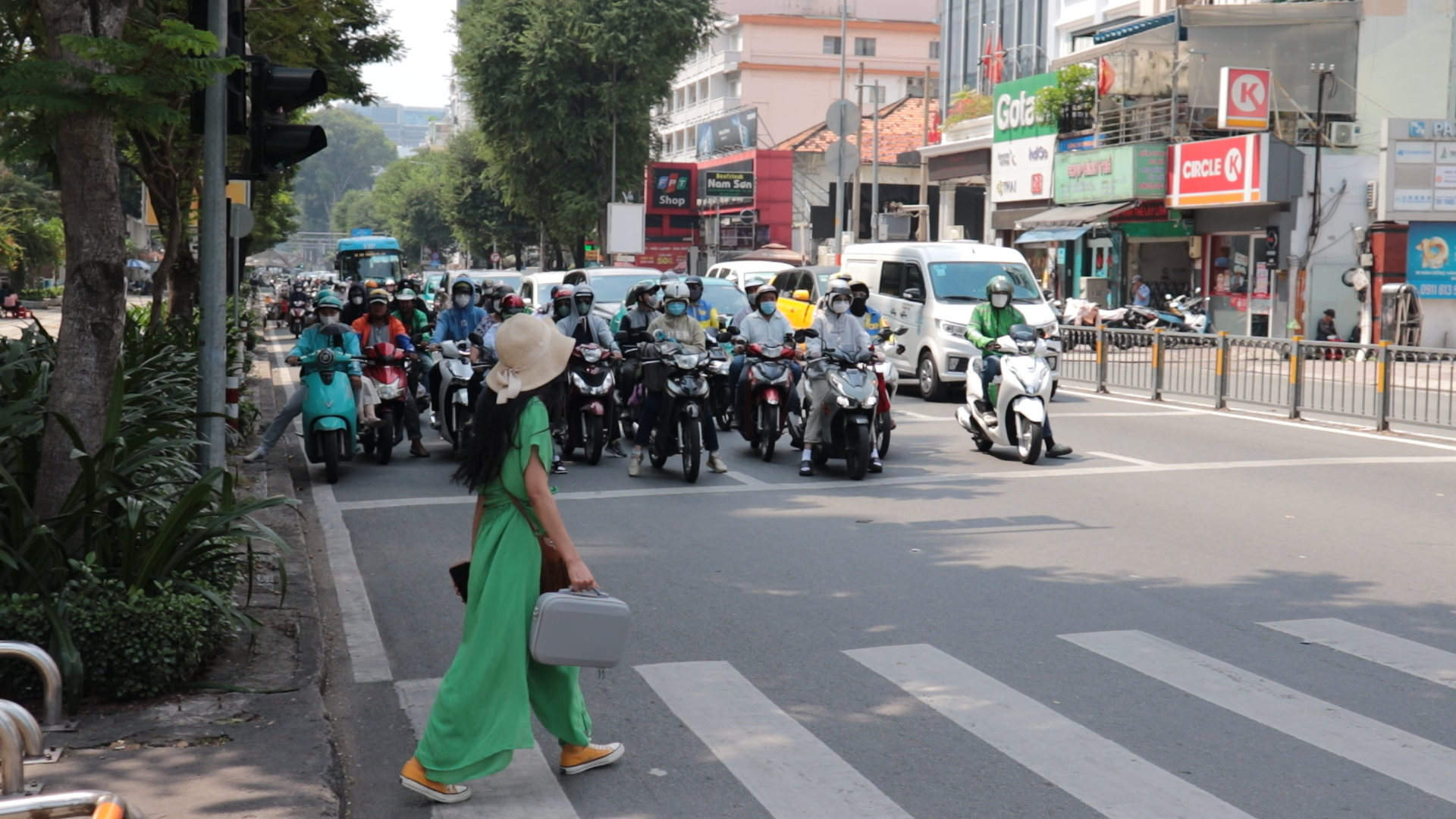 Sau hai tháng triển khai Nghị định 168: người dân thấy 'yên tâm hơn' khi lưu thông - Ảnh 3.