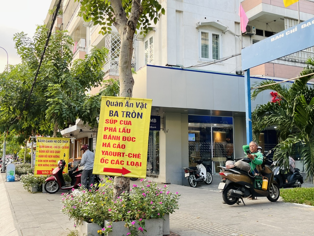 Phố ẩm thực Phan Xích Long có thật chỉ dành cho người giàu? - Ảnh 8.