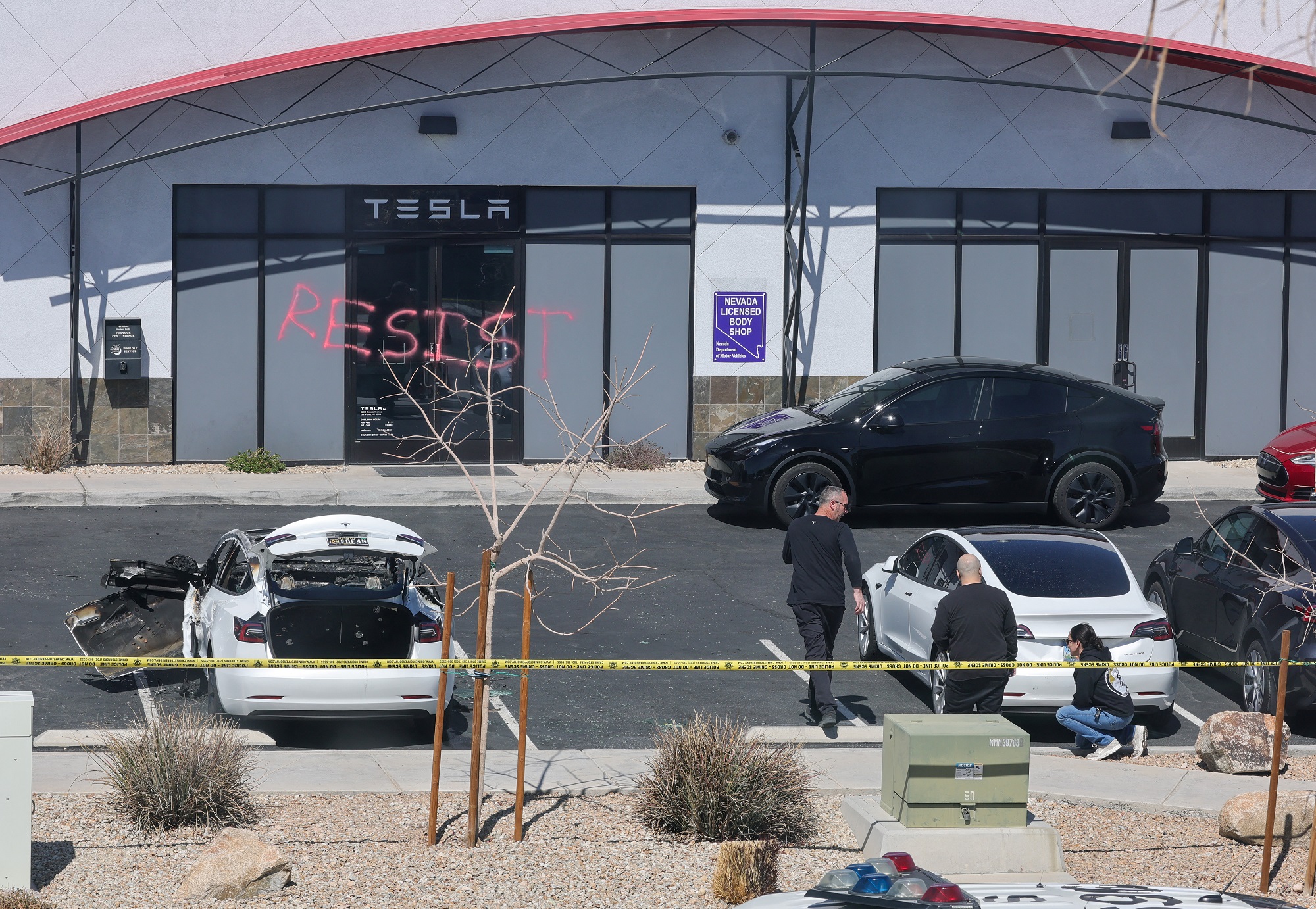 Bộ trưởng Tư pháp Mỹ lên án vụ đốt phá tài sản Tesla tại Las Vegas - Ảnh 1. Bộ trưởng Tư pháp Mỹ lên án vụ đốt phá tài sản Tesla tại Las Vegas - Ảnh 1.