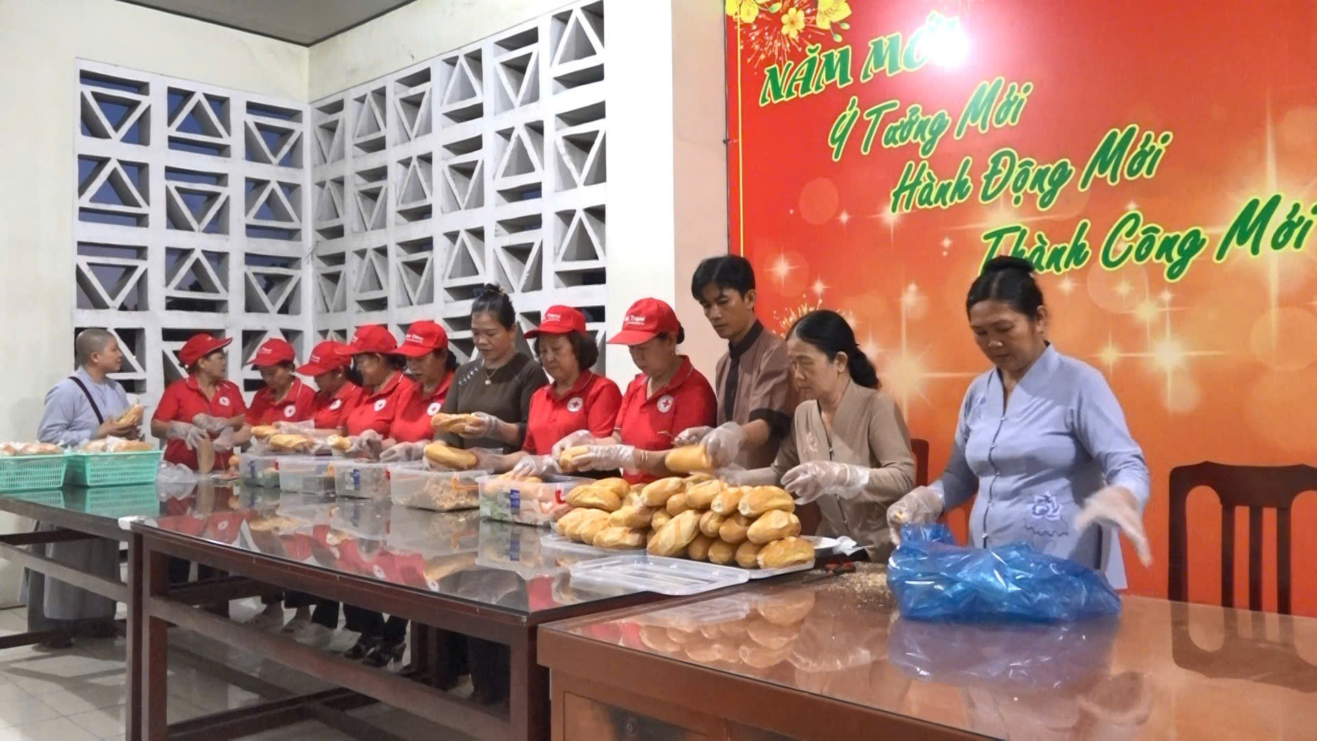 Chuyện tử tế: Những ổ bánh mì 0 đồng - Ảnh 1.