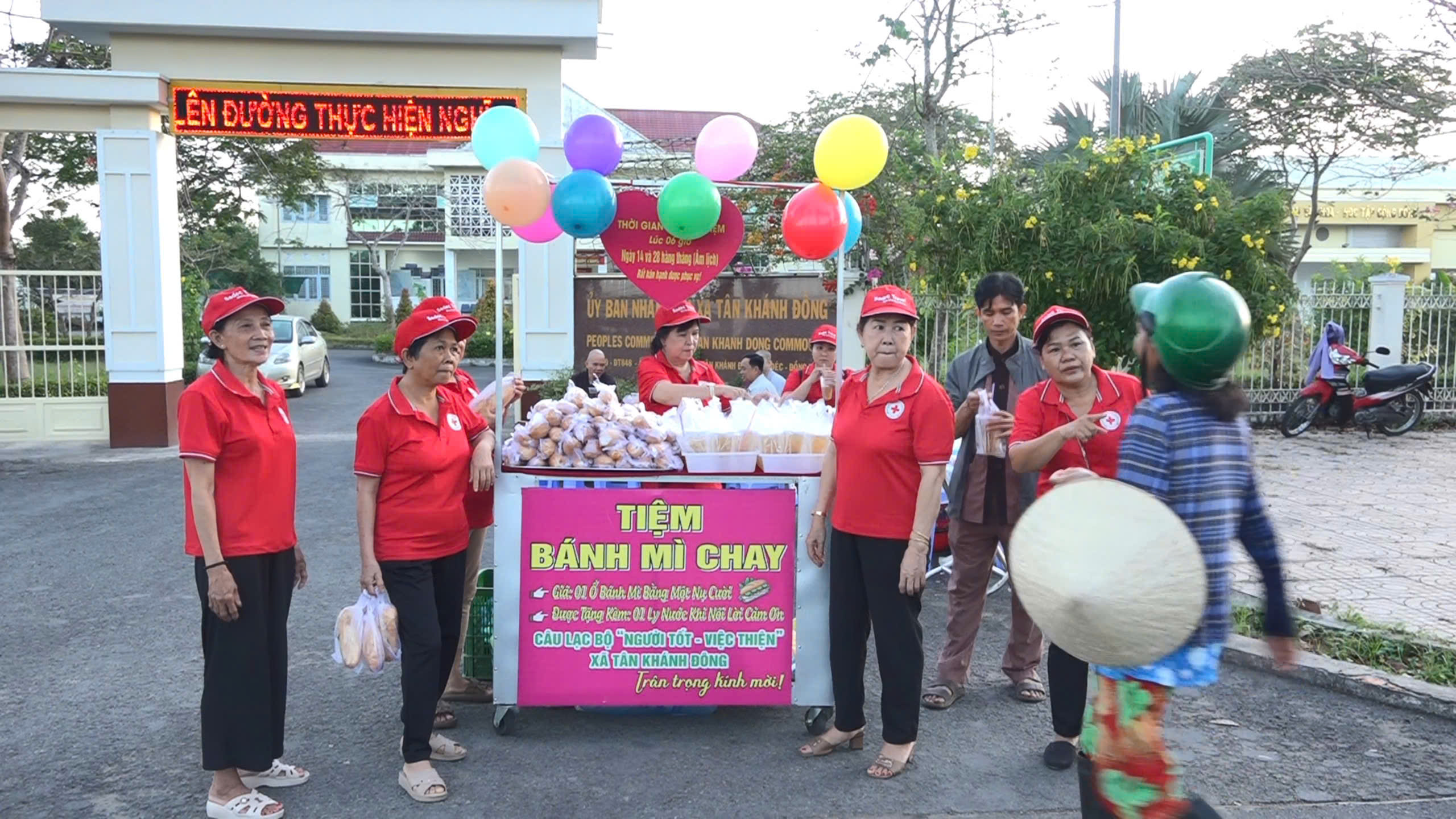 Chuyện tử tế: Những ổ bánh mì 0 đồng - Ảnh 2.
