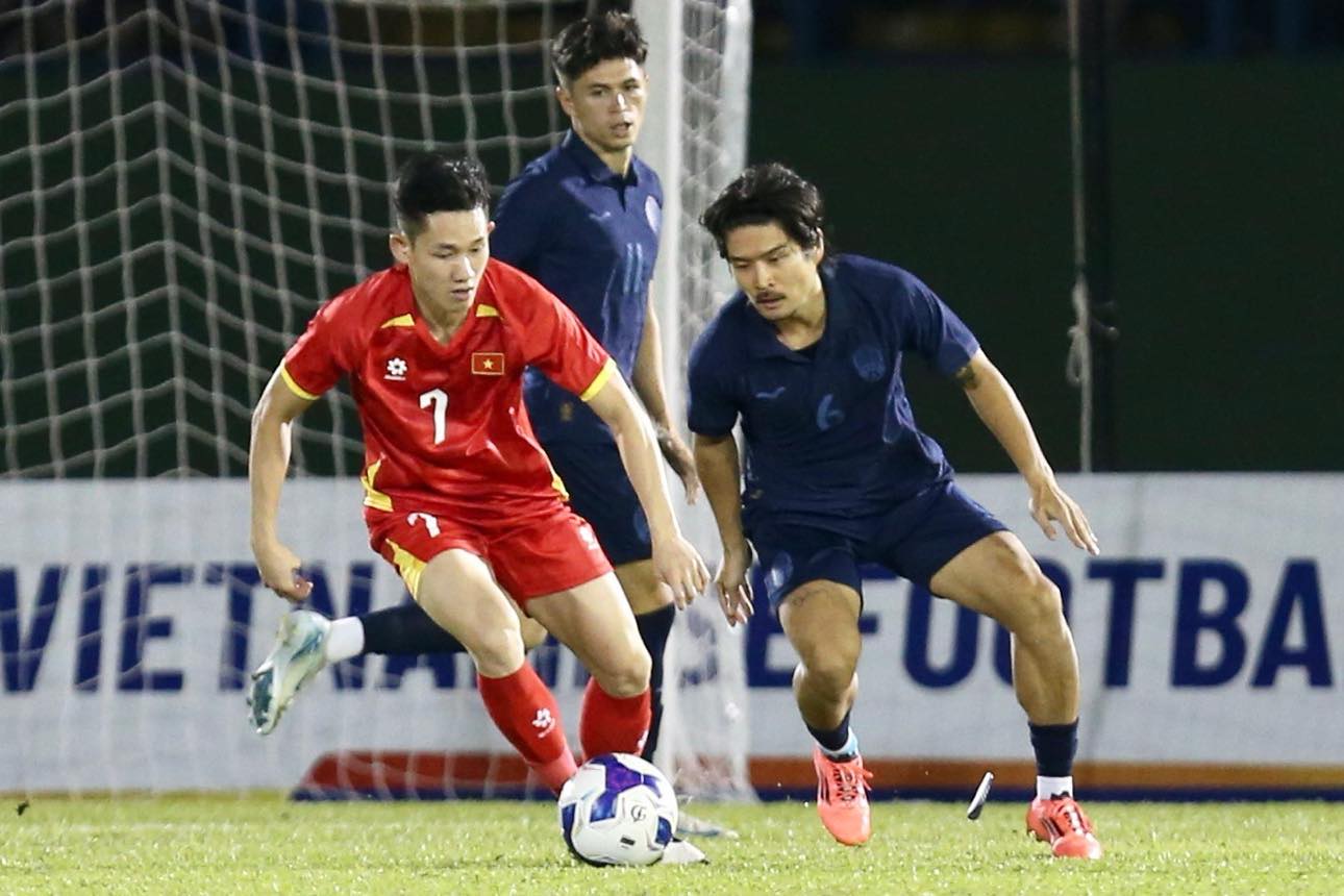 Đội tuyển Việt Nam phiên bản cực khác lạ so với AFF Cup: Mừng vui lẫn lộn!
- Ảnh 2. Đội tuyển Việt Nam phiên bản cực khác lạ so với AFF Cup: Mừng vui lẫn lộn!
- Ảnh 2.