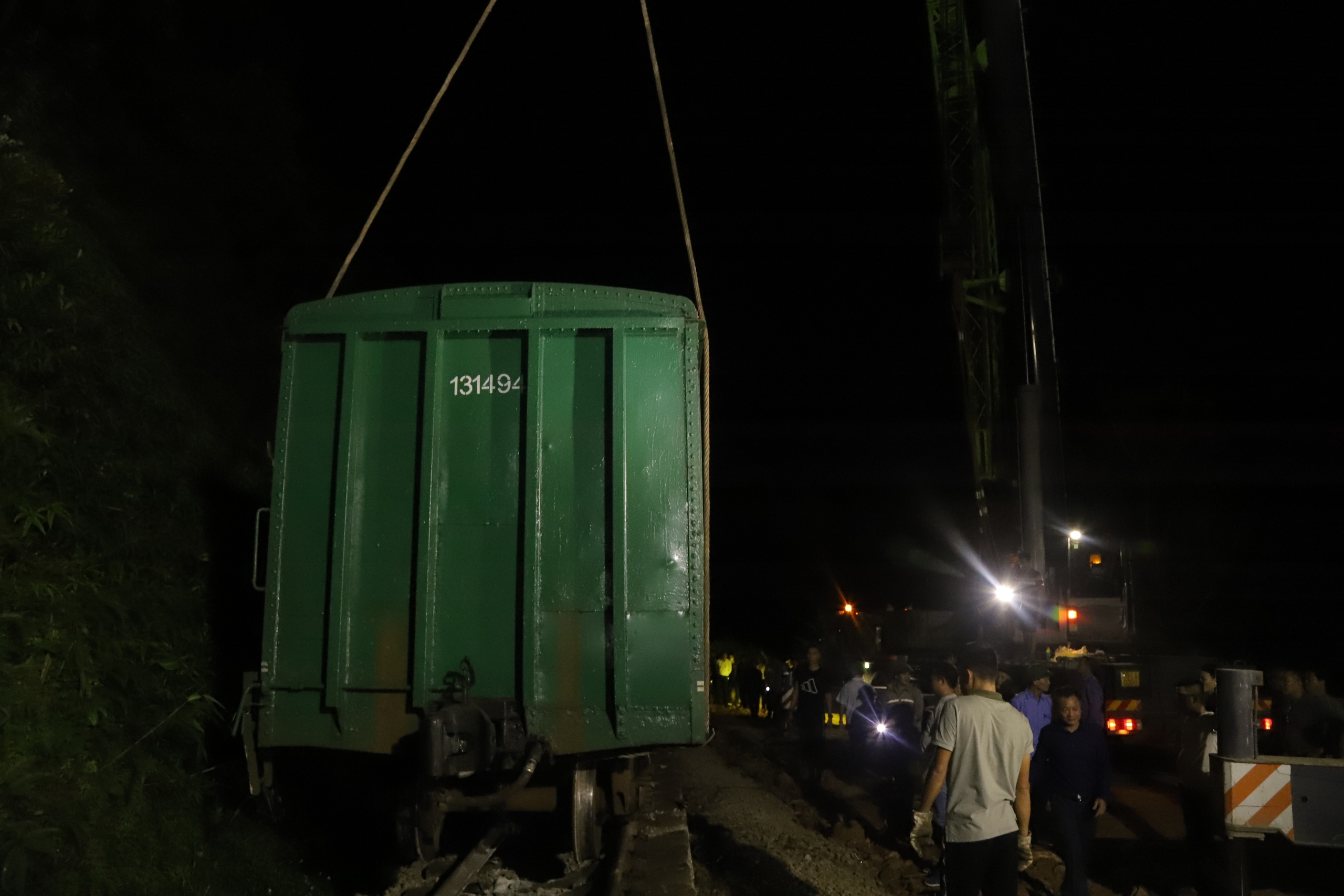Xuyên đêm cứu hộ đoàn tàu hàng bị trật bánh- Ảnh 4. Xuyên đêm cứu hộ đoàn tàu hàng bị trật bánh- Ảnh 4.