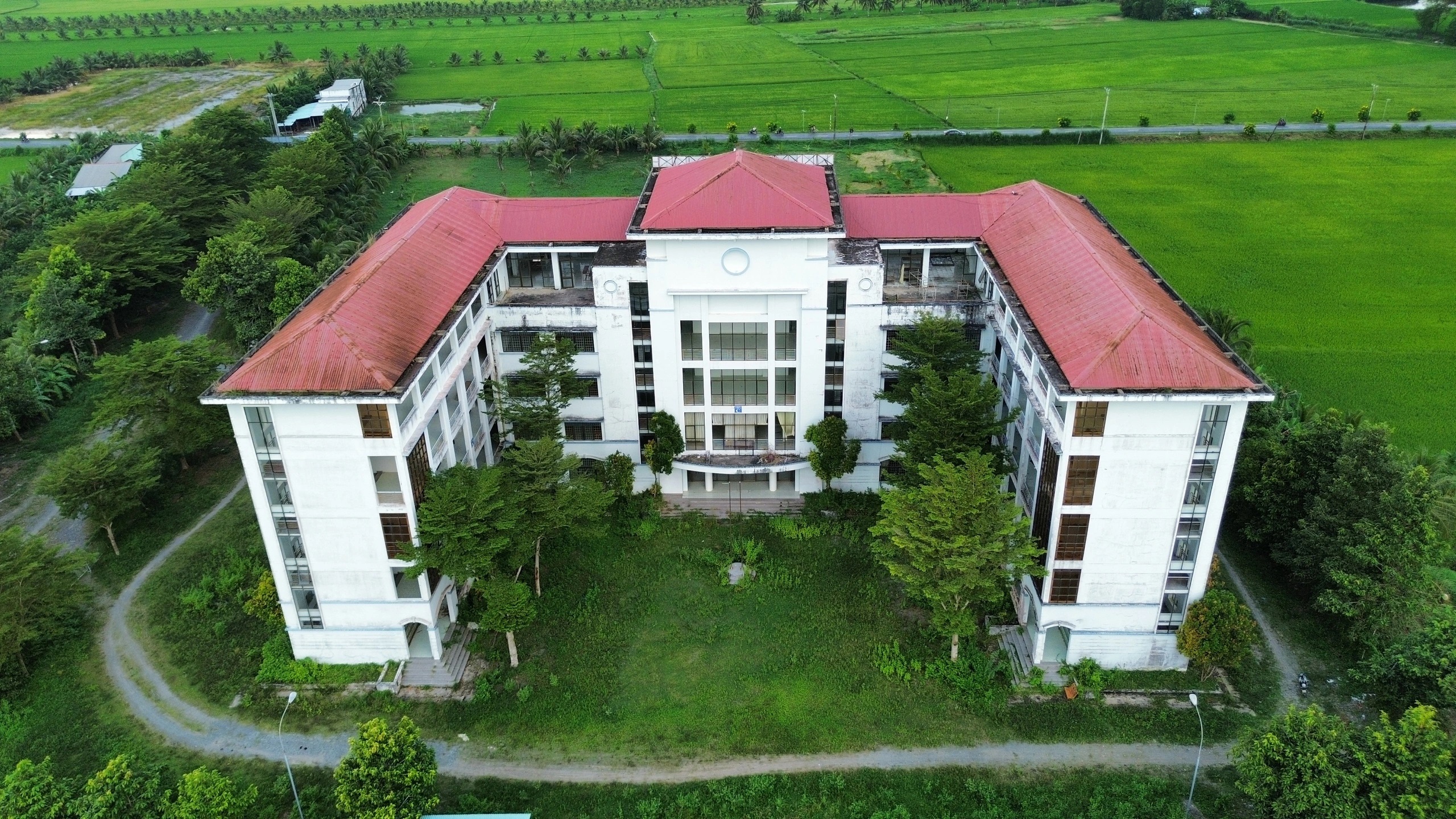 Bỏ hoang cơ sở đại học hàng chục tỉ đồng tại Trà Vinh - Ảnh 1. Bỏ hoang cơ sở đại học hàng chục tỉ đồng tại Trà Vinh - Ảnh 1.