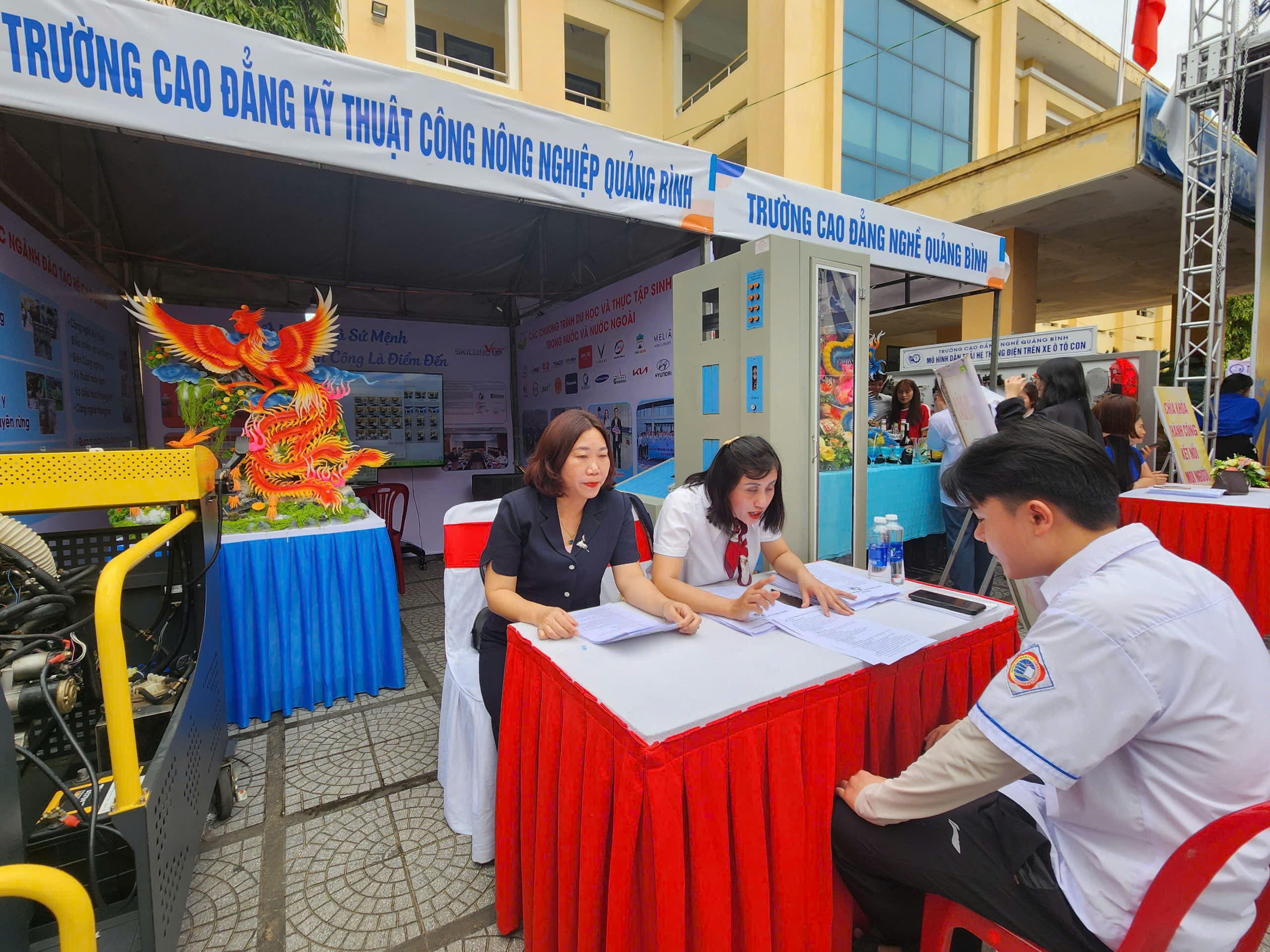 Sôi động gian hàng tư vấn ở Quảng Bình: Thích thú thông tin tuyển sinh mới- Ảnh 4.