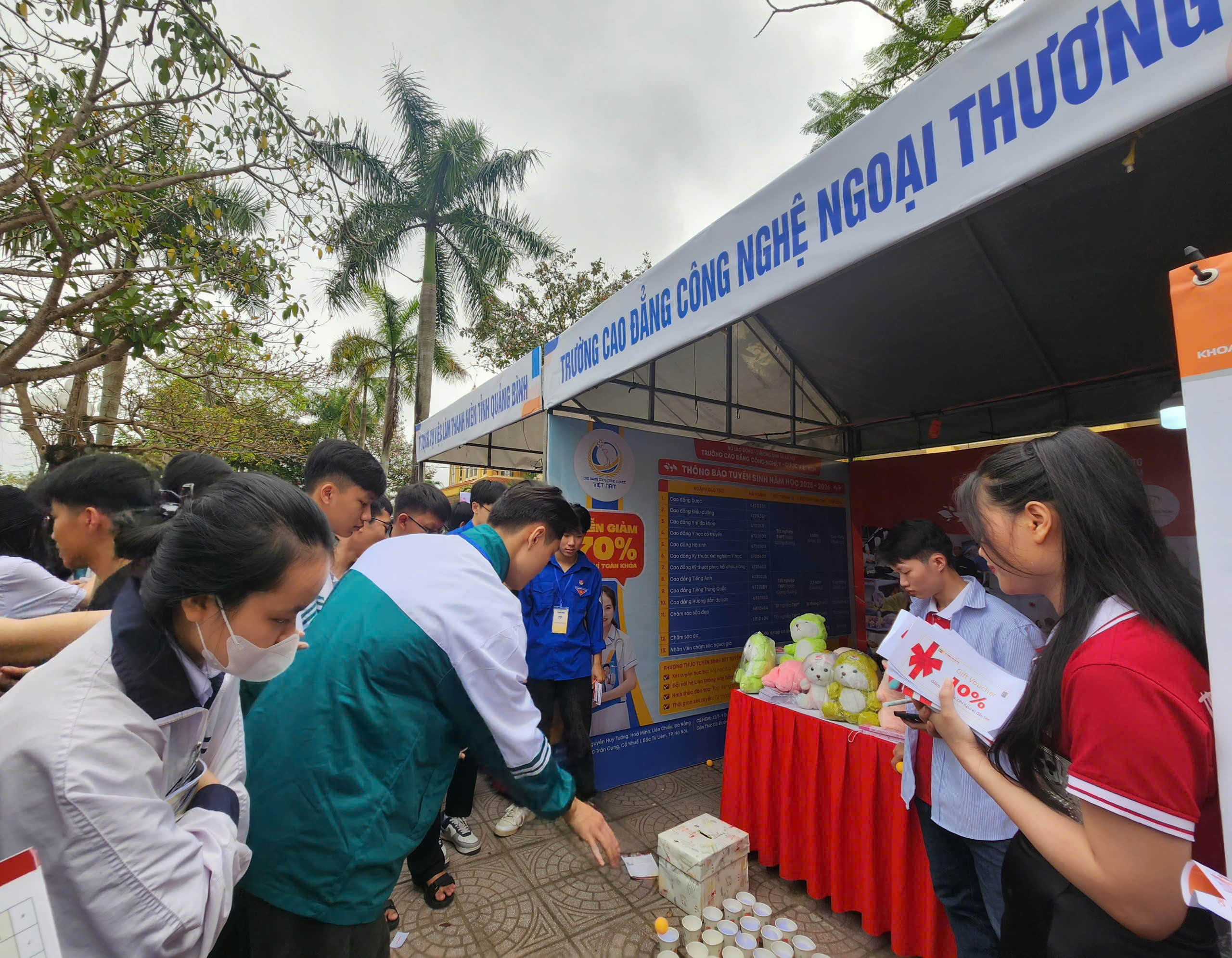 Sôi động gian hàng tư vấn ở Quảng Bình: Thích thú thông tin tuyển sinh mới- Ảnh 31.