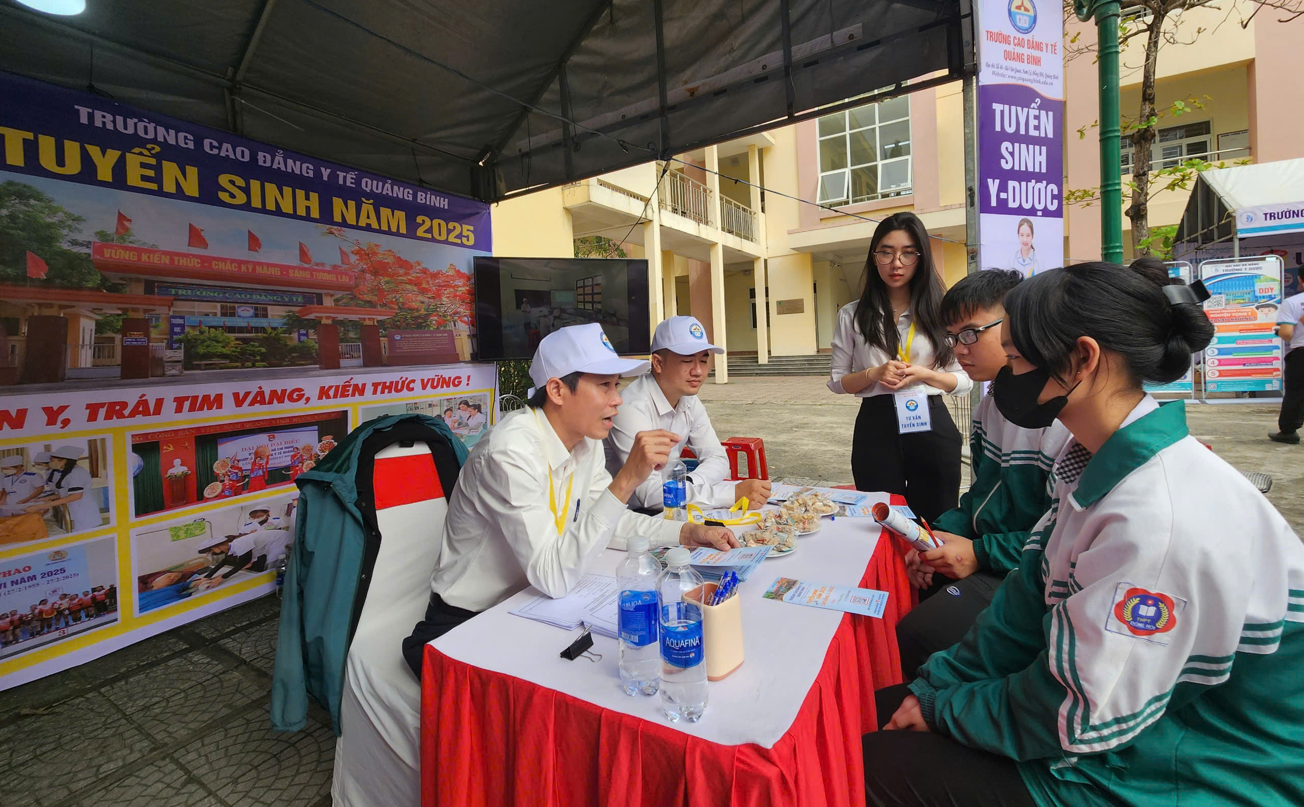 Sôi động gian hàng tư vấn ở Quảng Bình: Thích thú thông tin tuyển sinh mới- Ảnh 24.