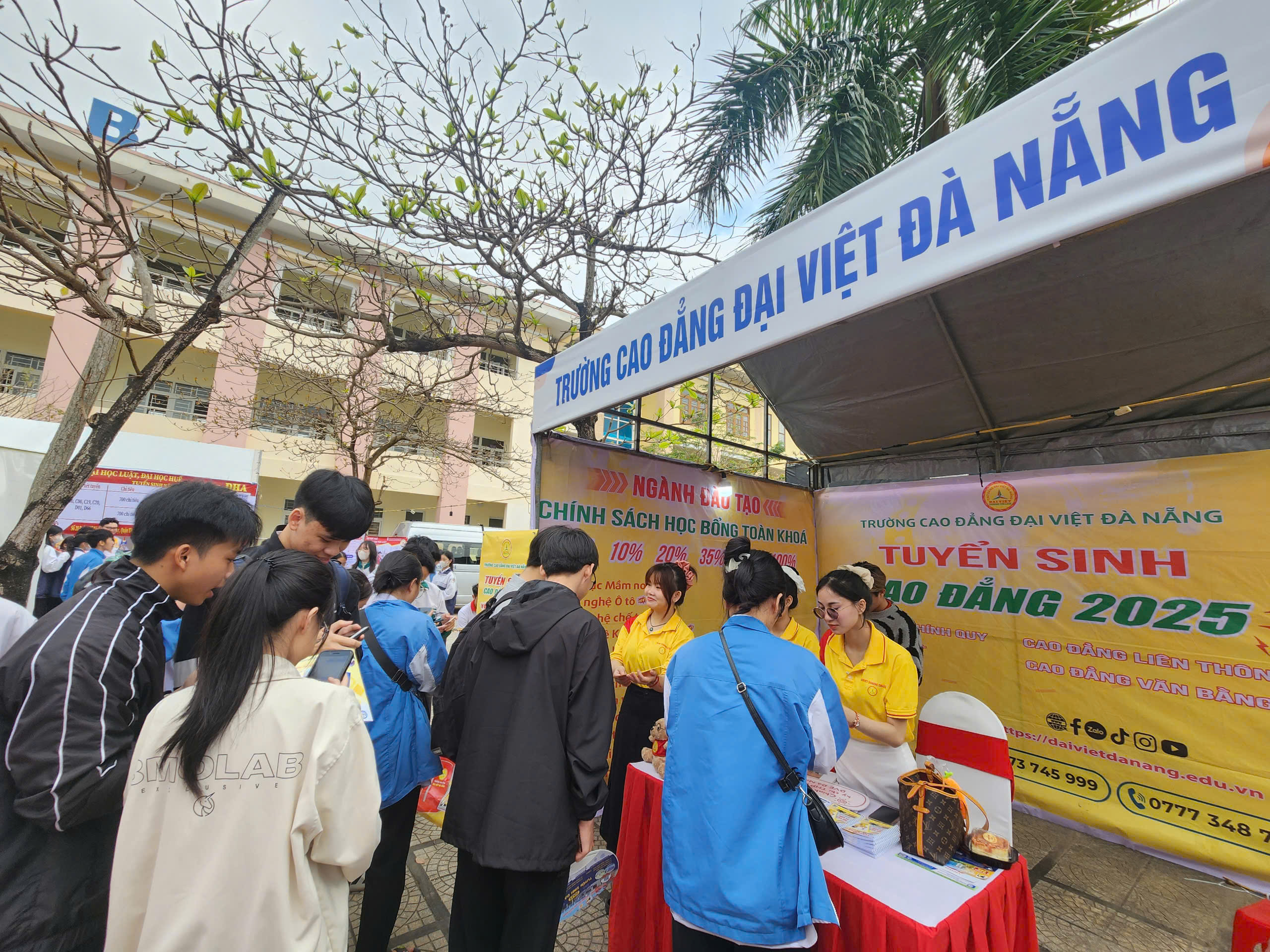 Sôi động gian hàng tư vấn ở Quảng Bình: Thích thú thông tin tuyển sinh mới- Ảnh 32.