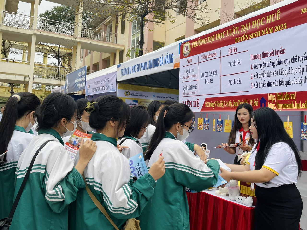 Sôi động gian hàng tư vấn ở Quảng Bình: Thích thú thông tin tuyển sinh mới- Ảnh 14.