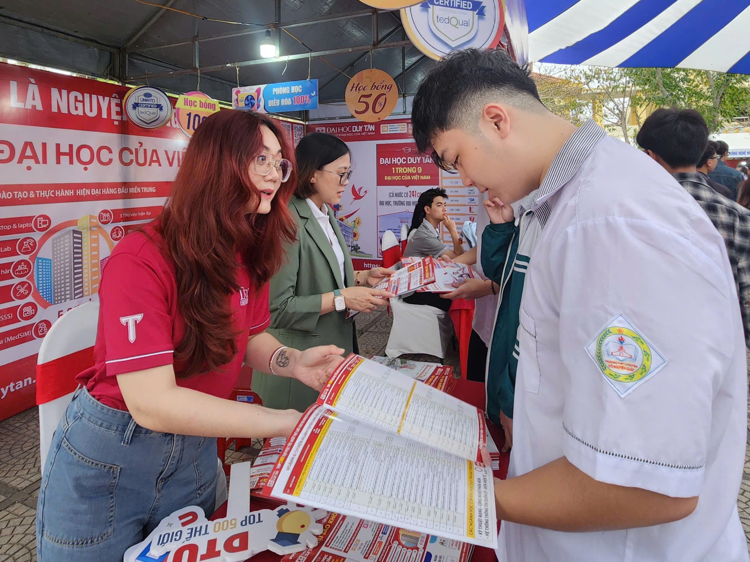 Sôi động gian hàng tư vấn ở Quảng Bình: Thích thú thông tin tuyển sinh mới- Ảnh 1.