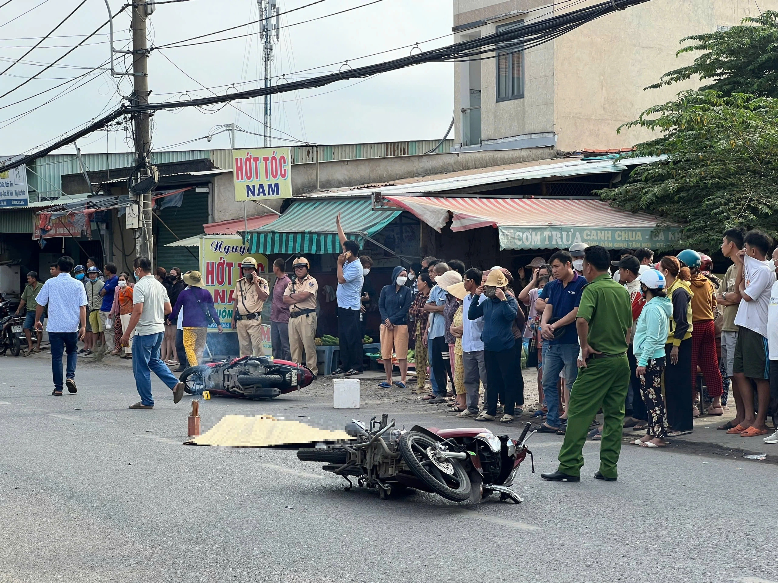 1 người tử vong, 2 người bị thương sau tai nạn xe máy ở Thủ Đức- Ảnh 1. 1 người tử vong, 2 người bị thương sau tai nạn xe máy ở Thủ Đức- Ảnh 1.