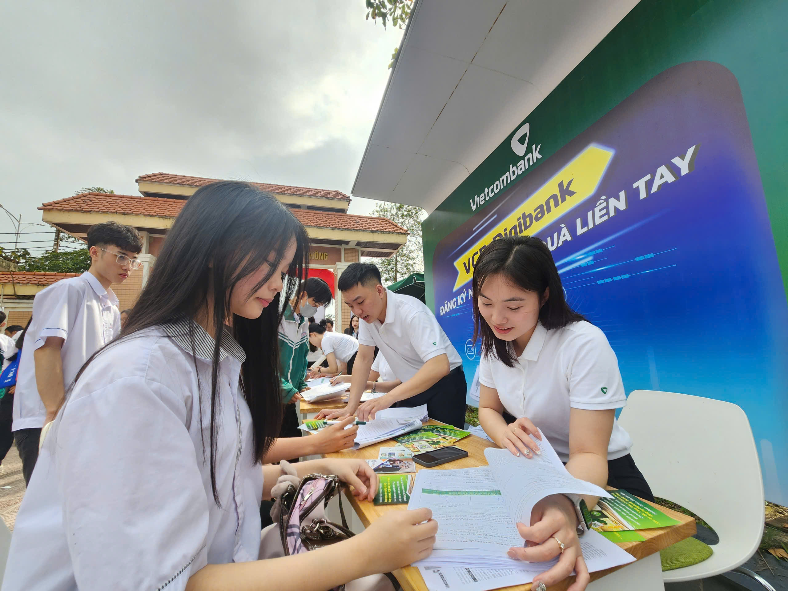 Sôi động gian hàng tư vấn ở Quảng Bình: Thích thú thông tin tuyển sinh mới- Ảnh 23.