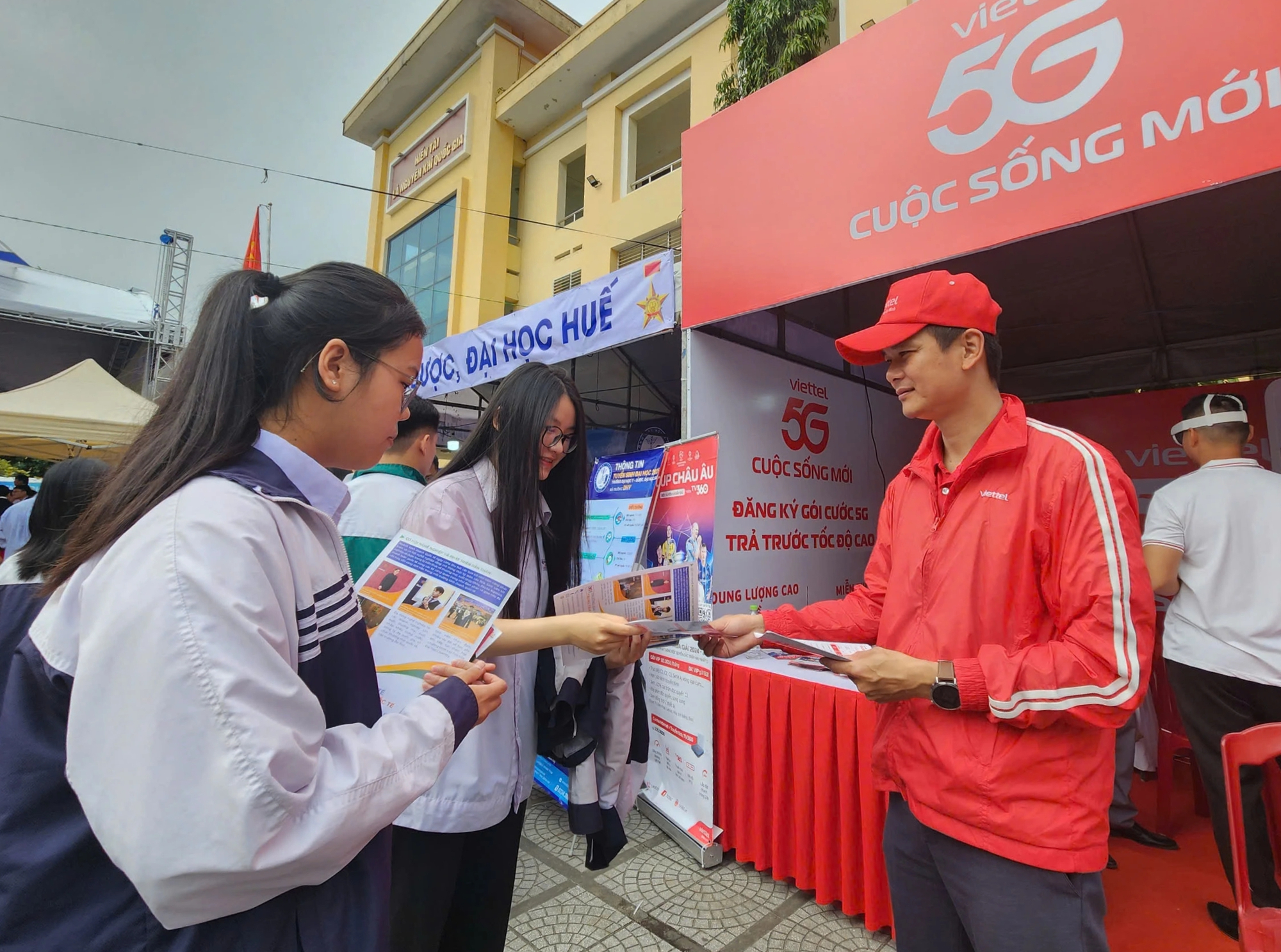 Sôi động gian hàng tư vấn ở Quảng Bình: Thích thú thông tin tuyển sinh mới- Ảnh 29.