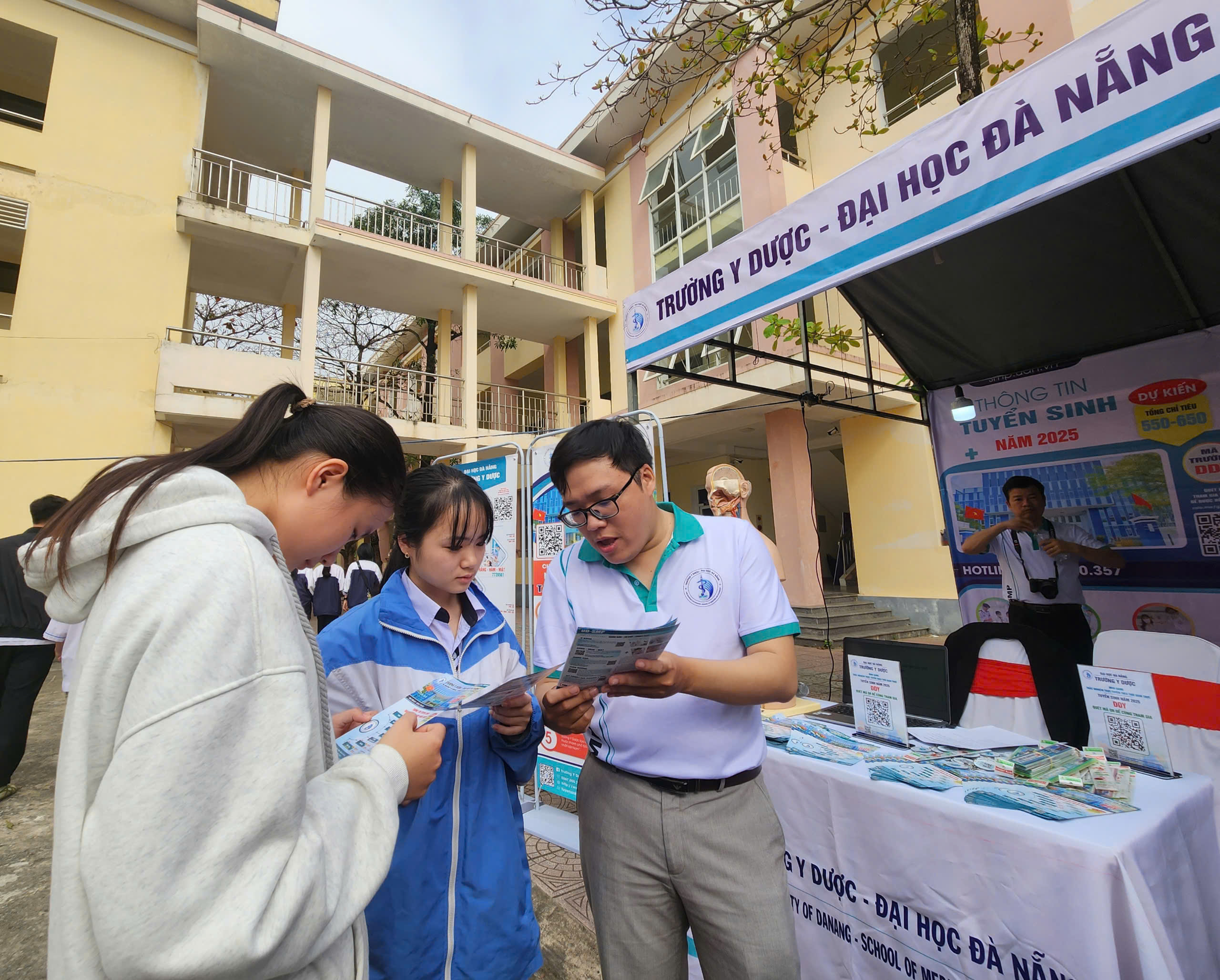 Sôi động gian hàng tư vấn ở Quảng Bình: Thích thú thông tin tuyển sinh mới- Ảnh 16.