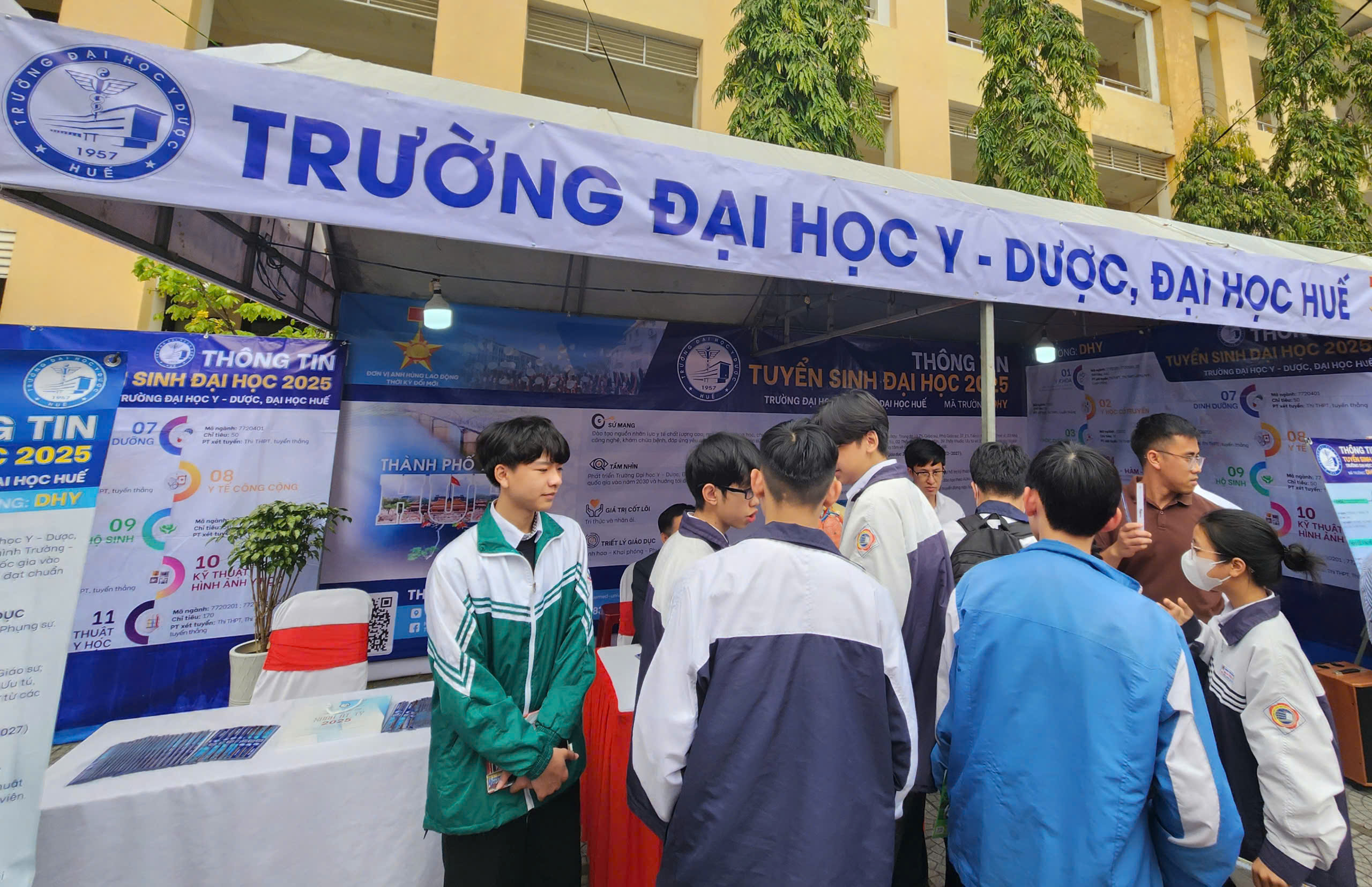 Sôi động gian hàng tư vấn ở Quảng Bình: Thích thú thông tin tuyển sinh mới- Ảnh 9.