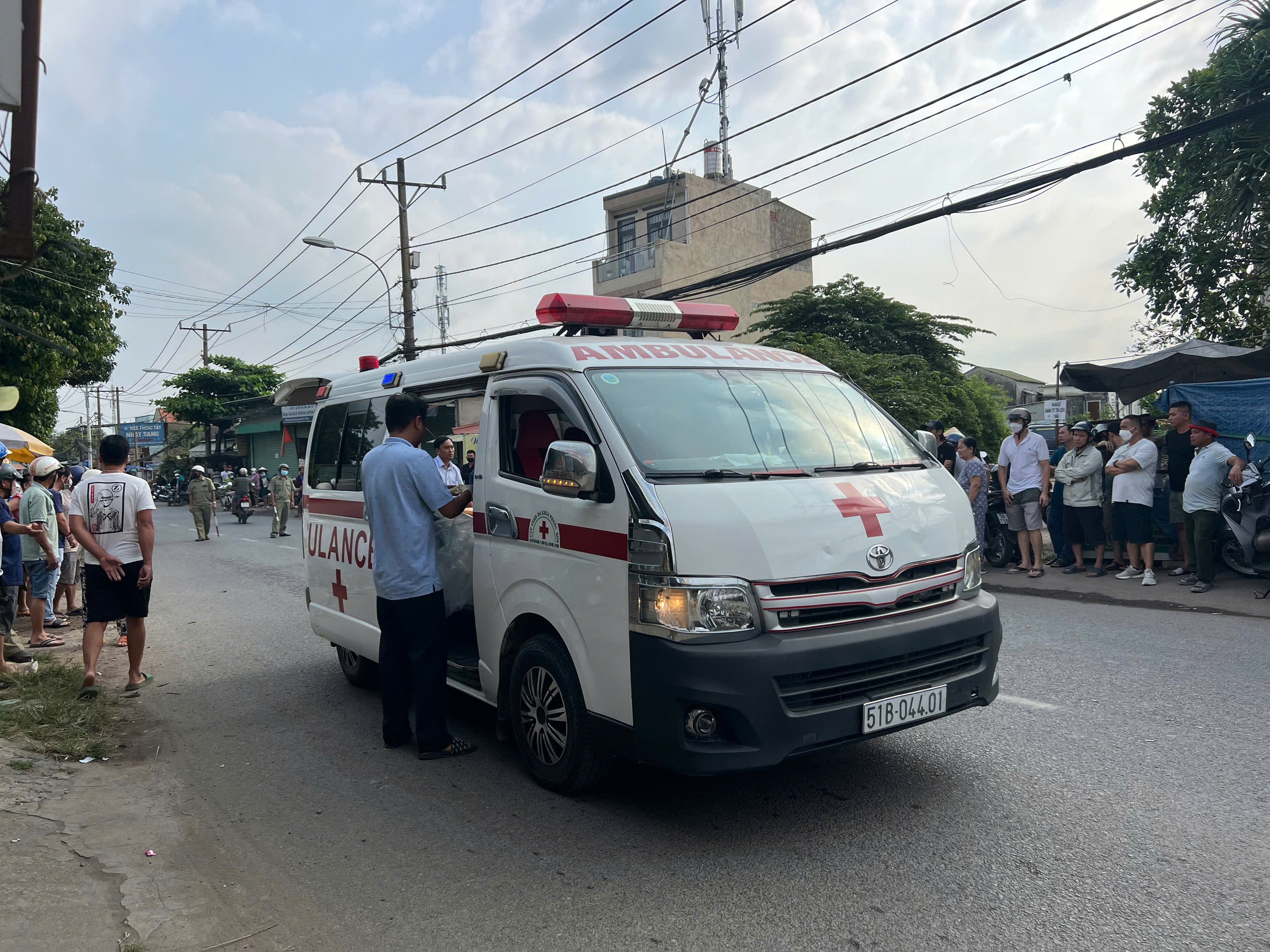 1 người tử vong, 2 người bị thương sau tai nạn xe máy ở Thủ Đức- Ảnh 2. 1 người tử vong, 2 người bị thương sau tai nạn xe máy ở Thủ Đức- Ảnh 2.