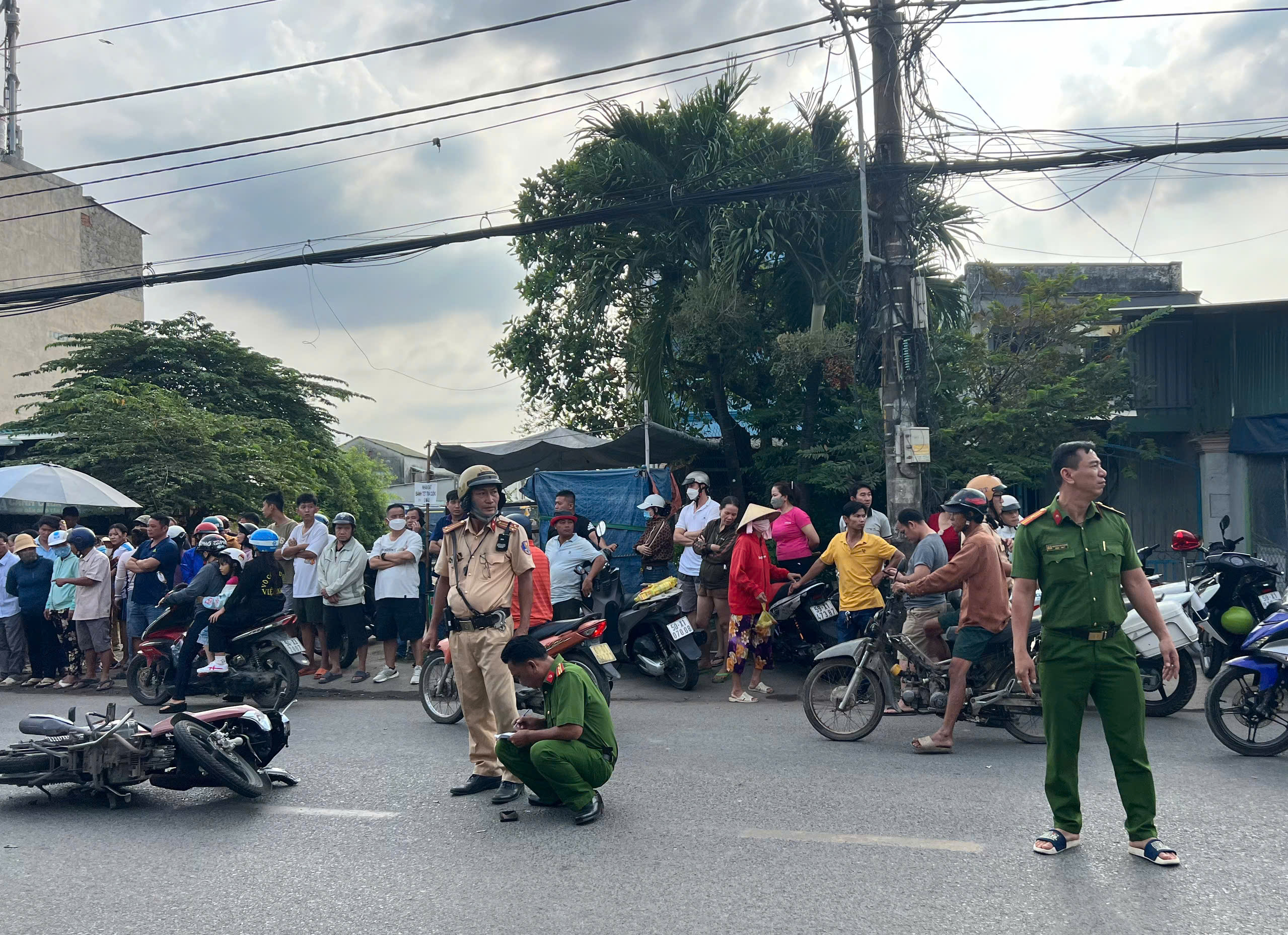 1 người tử vong, 2 người bị thương sau tai nạn xe máy ở Thủ Đức- Ảnh 3. 1 người tử vong, 2 người bị thương sau tai nạn xe máy ở Thủ Đức- Ảnh 3.