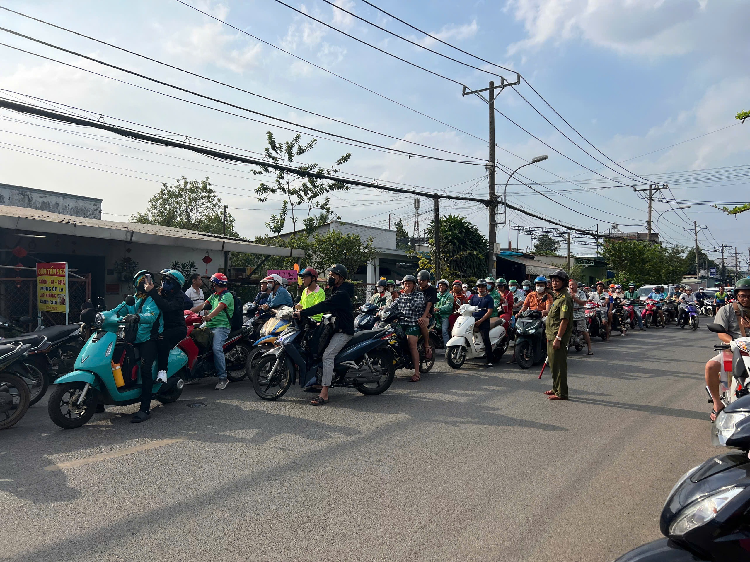 1 người tử vong, 2 người bị thương sau tai nạn xe máy ở Thủ Đức- Ảnh 4. 1 người tử vong, 2 người bị thương sau tai nạn xe máy ở Thủ Đức- Ảnh 4.