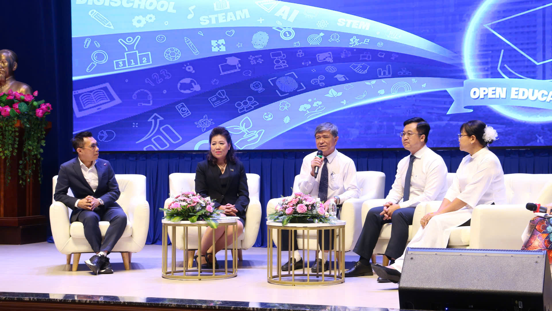 Giám đốc Sở GD-ĐT TP.HCM: Trường học dạy tốt, học sinh không phải đi học thêm - Ảnh 2.