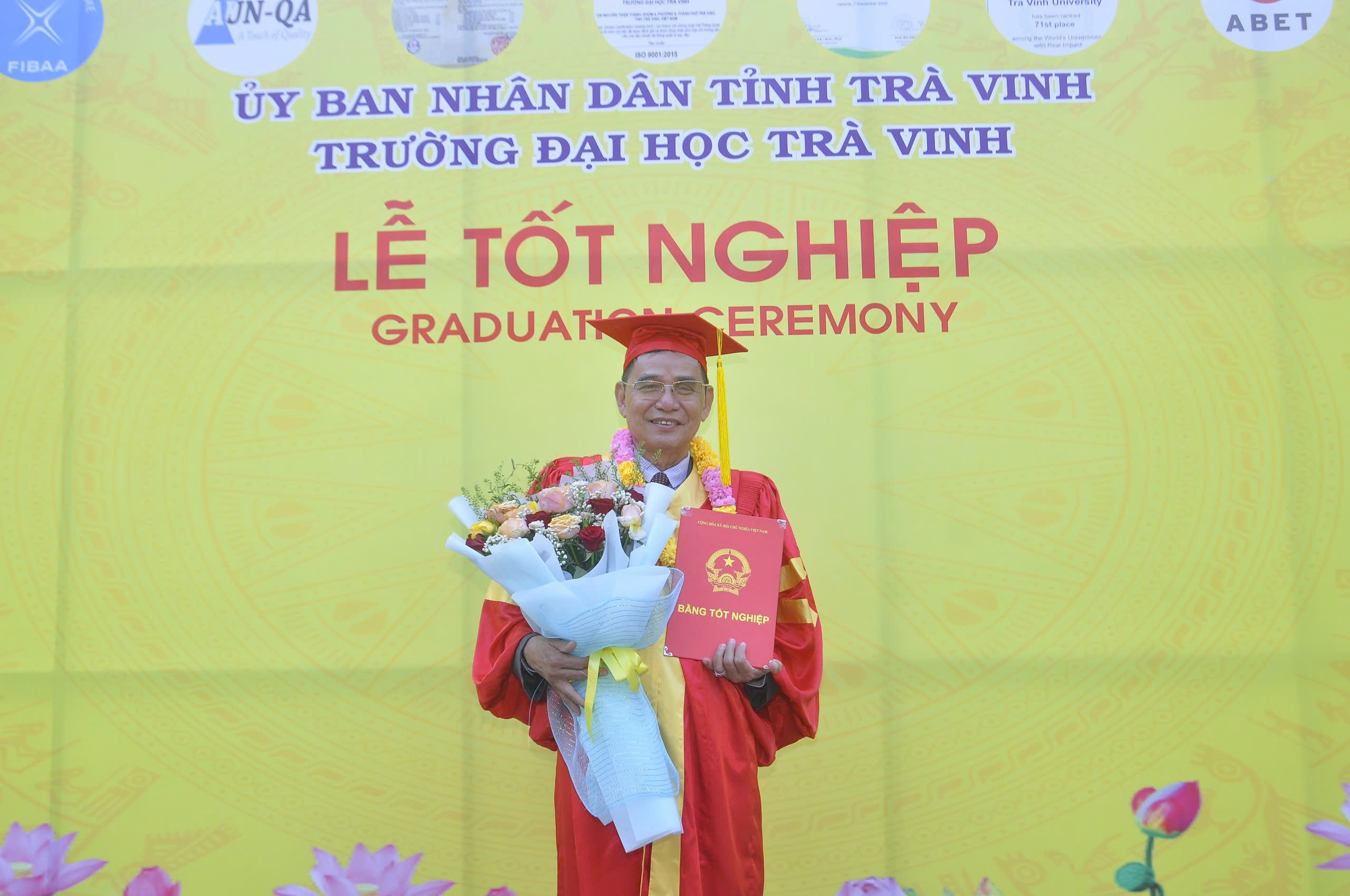 Học tập suốt đời: Cụ ông U.80 lấy bằng tiến sĩ, miệt mài dạy học- Ảnh 2. Học tập suốt đời: Cụ ông U.80 lấy bằng tiến sĩ, miệt mài dạy học- Ảnh 2.