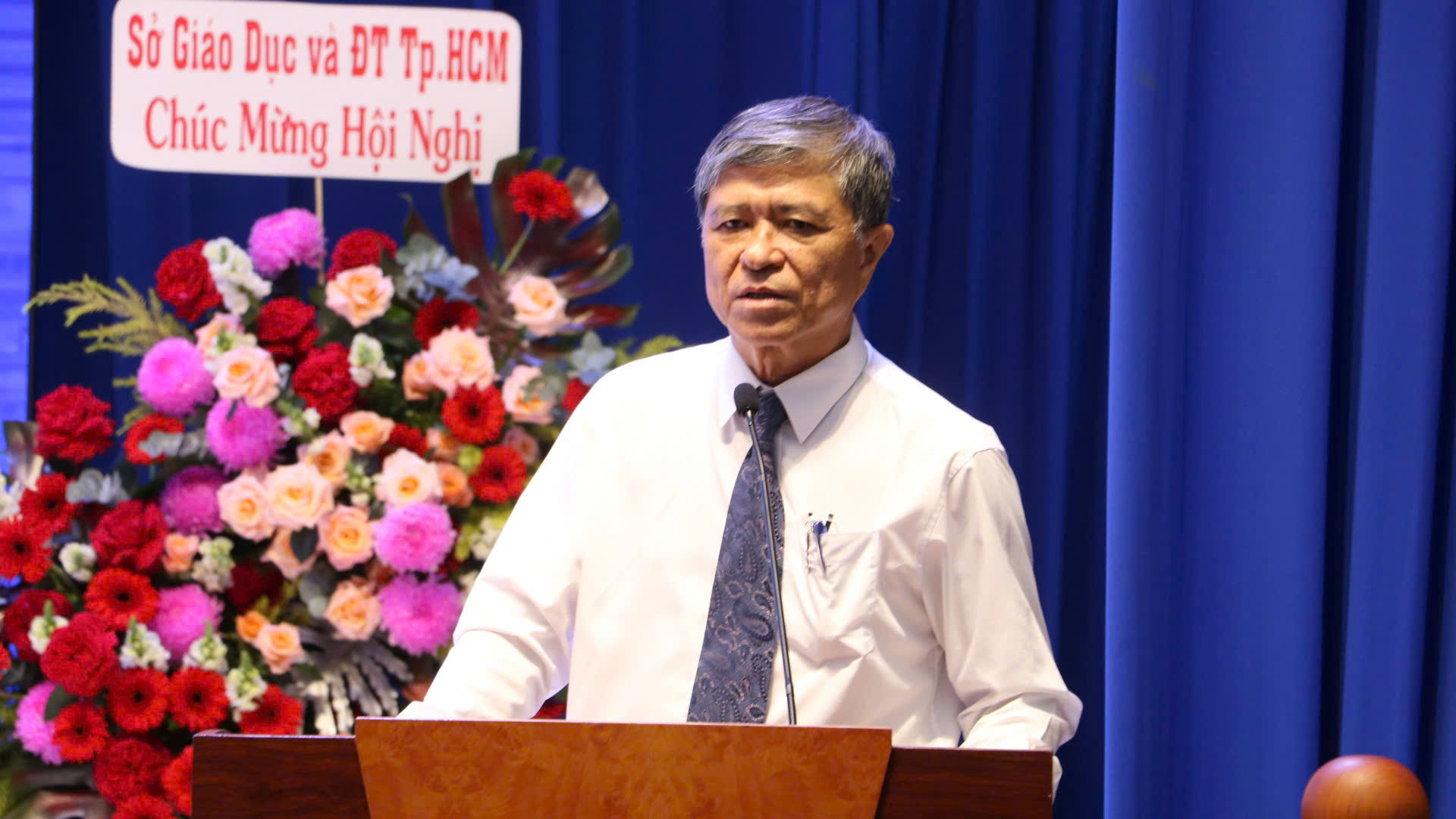 Giám đốc Sở GD-ĐT TP.HCM: Trường học dạy tốt, học sinh không phải đi học thêm - Ảnh 1.