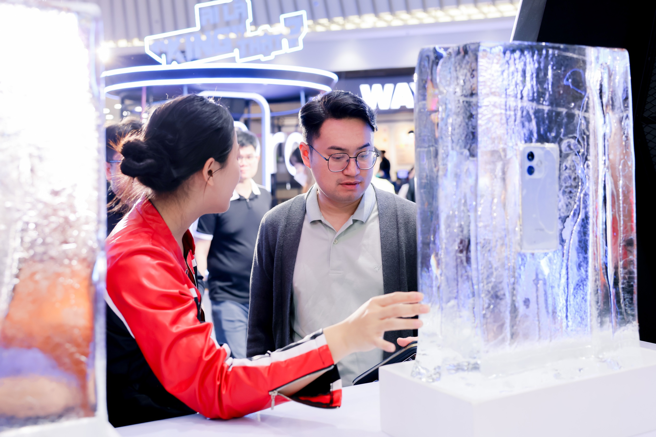 ‘Vua độ bền’ OPPO A5 khuấy đảo AEON Mall Hà Đông- Ảnh 2. ‘Vua độ bền’ OPPO A5 khuấy đảo AEON Mall Hà Đông- Ảnh 2.
