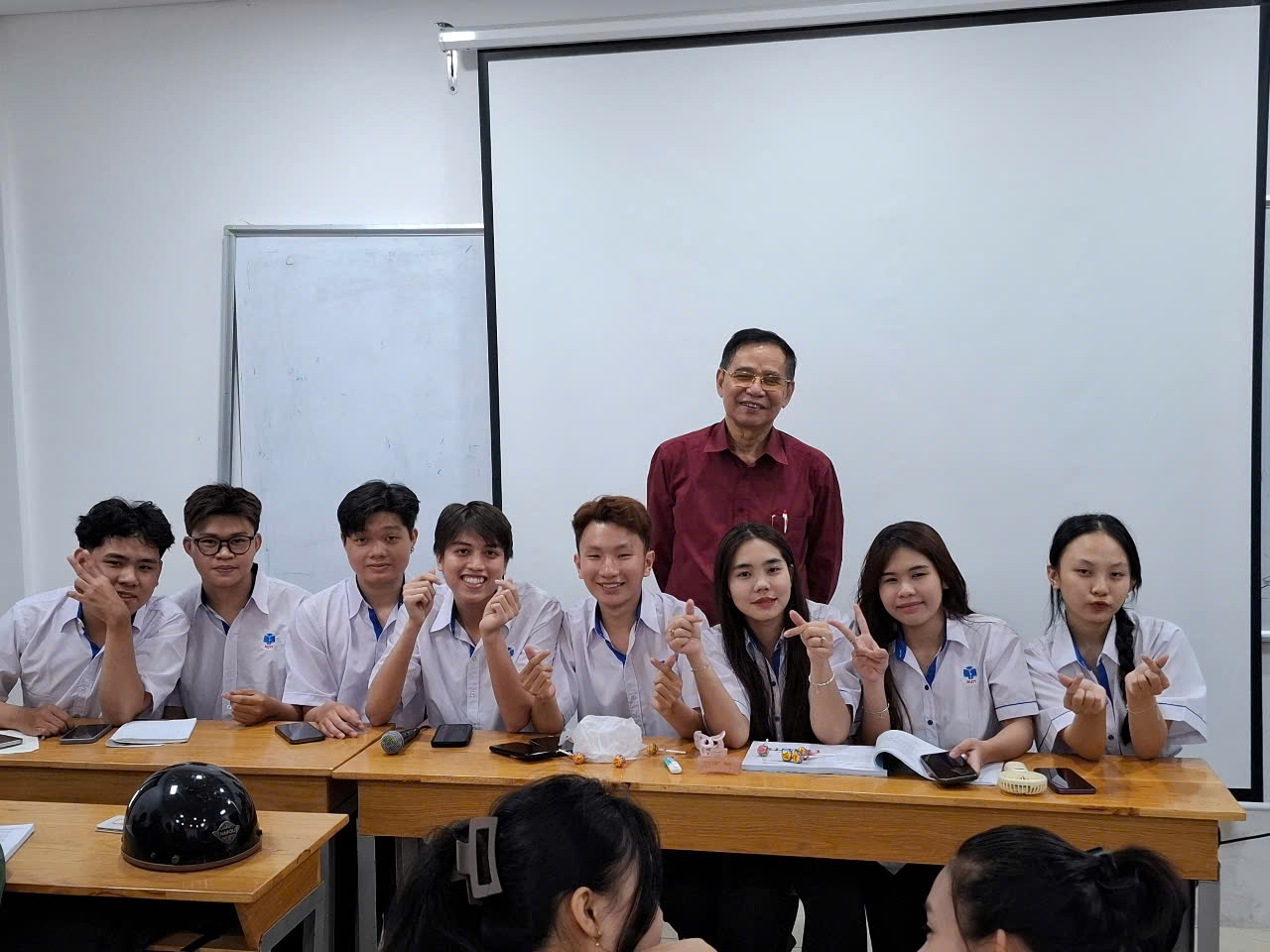 Học tập suốt đời: Cụ ông U.80 lấy bằng tiến sĩ, miệt mài dạy học- Ảnh 4. Học tập suốt đời: Cụ ông U.80 lấy bằng tiến sĩ, miệt mài dạy học- Ảnh 4.