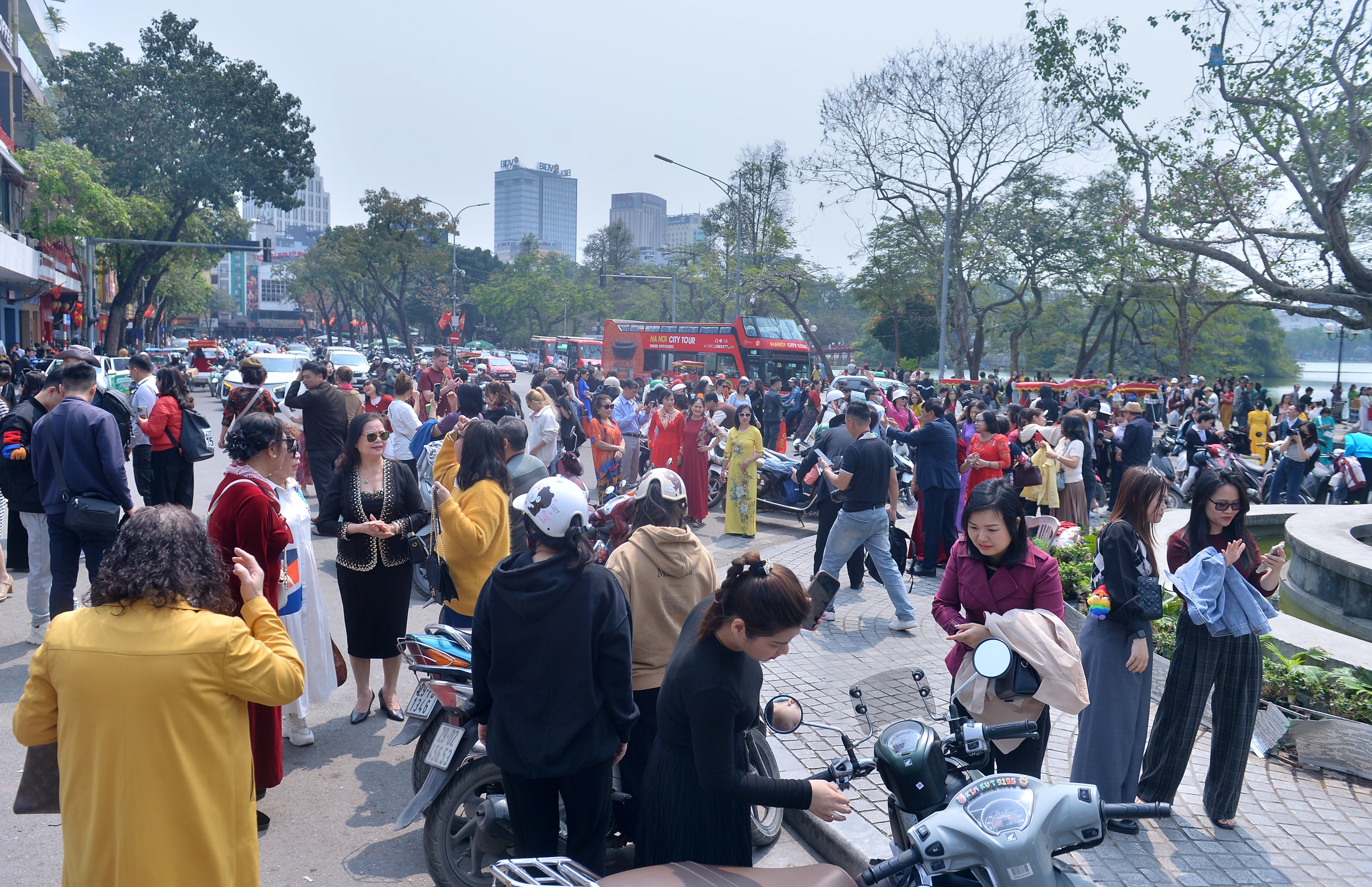 ‘Bỏ ngoài tai’ cảnh báo của CSGT, người dân vẫn tràn ra đường check-in 'hàm cá mập'- Ảnh 2.