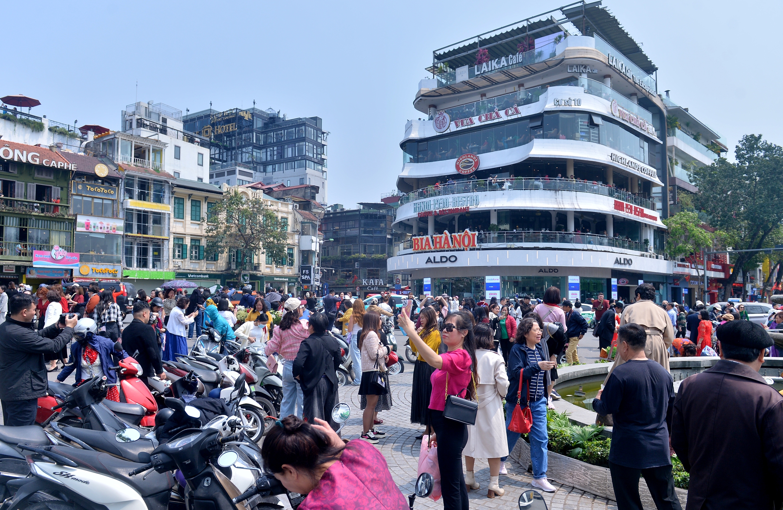 ‘Bỏ ngoài tai’ cảnh báo của CSGT, người dân vẫn tràn ra đường check-in 'hàm cá mập'- Ảnh 15.