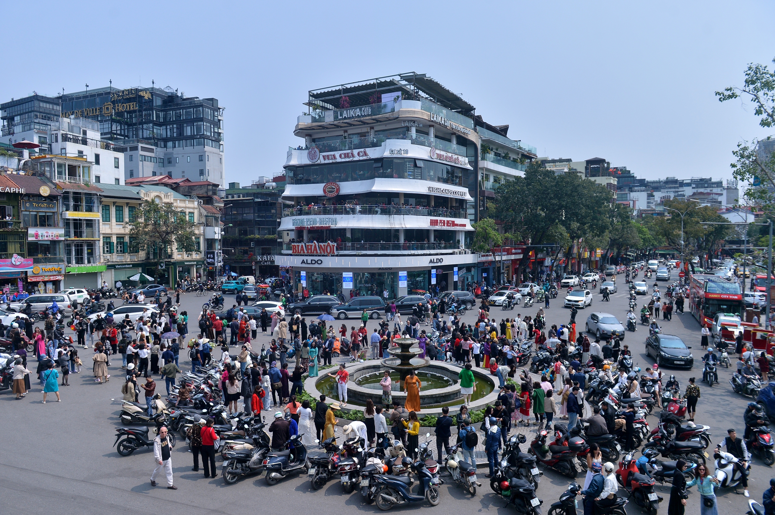 ‘Bỏ ngoài tai’ cảnh báo của CSGT, người dân vẫn tràn ra đường check-in 'hàm cá mập'- Ảnh 1.