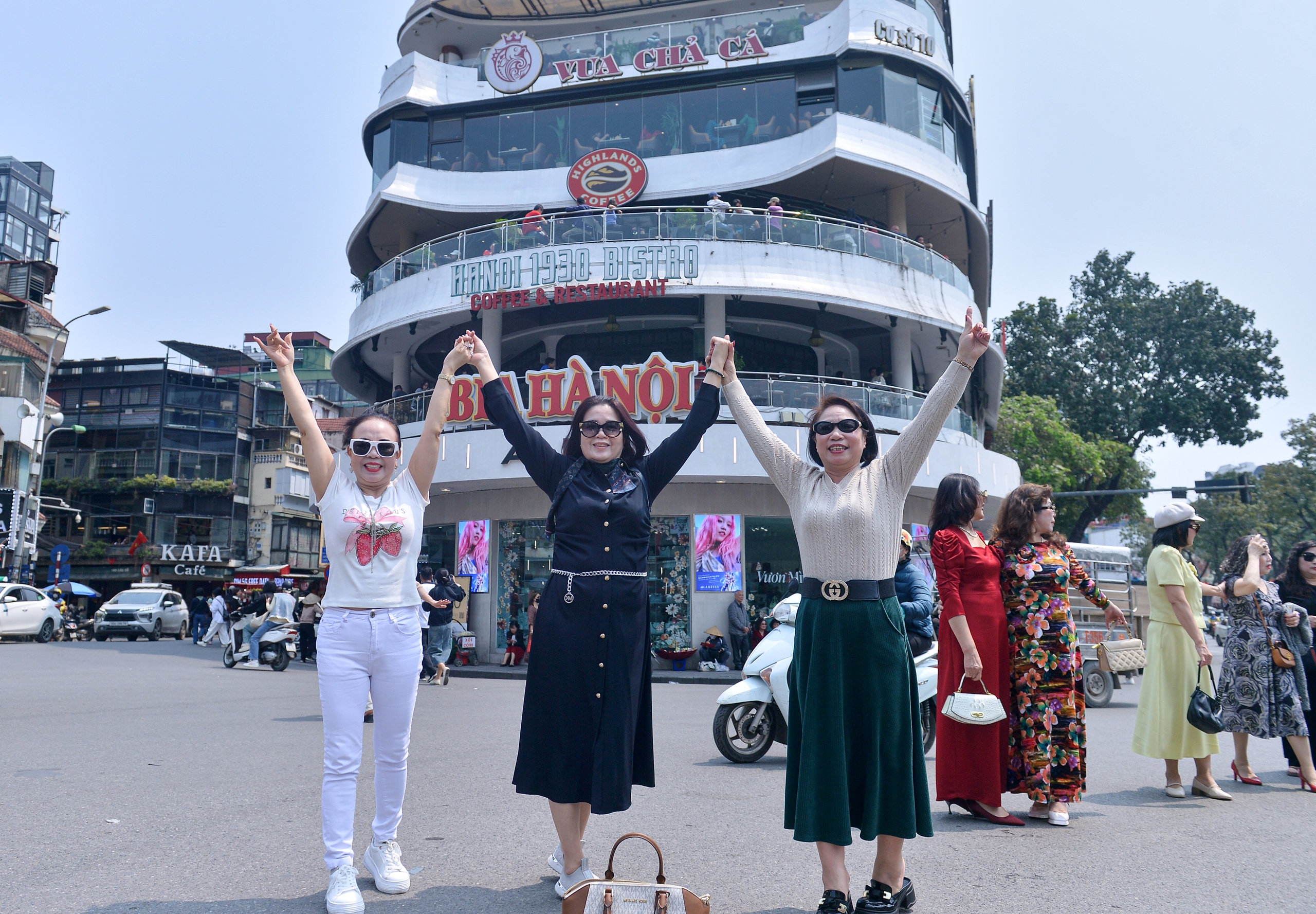 ‘Bỏ ngoài tai’ cảnh báo của CSGT, người dân vẫn tràn ra đường check-in 'hàm cá mập'- Ảnh 10.