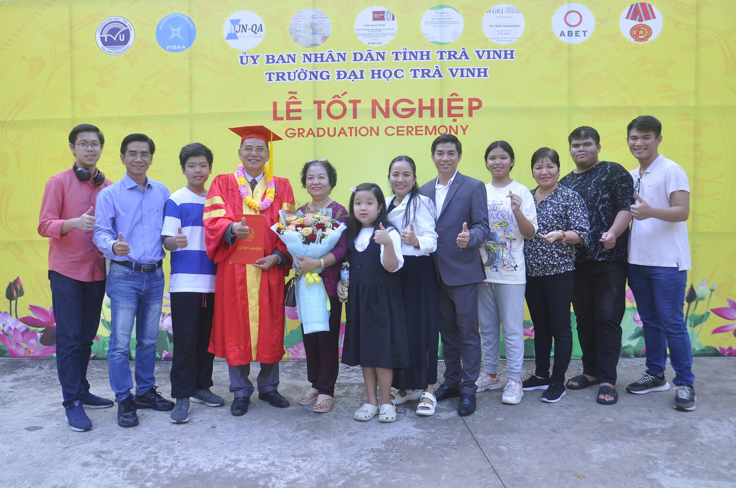 Học tập suốt đời: Cụ ông U.80 lấy bằng tiến sĩ, miệt mài dạy học- Ảnh 3. Học tập suốt đời: Cụ ông U.80 lấy bằng tiến sĩ, miệt mài dạy học- Ảnh 3.