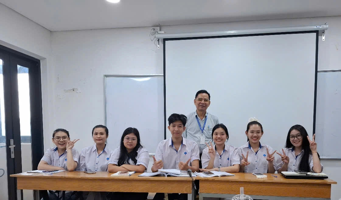 Học tập suốt đời: Cụ ông U.80 lấy bằng tiến sĩ, miệt mài dạy học- Ảnh 5. Học tập suốt đời: Cụ ông U.80 lấy bằng tiến sĩ, miệt mài dạy học- Ảnh 5.
