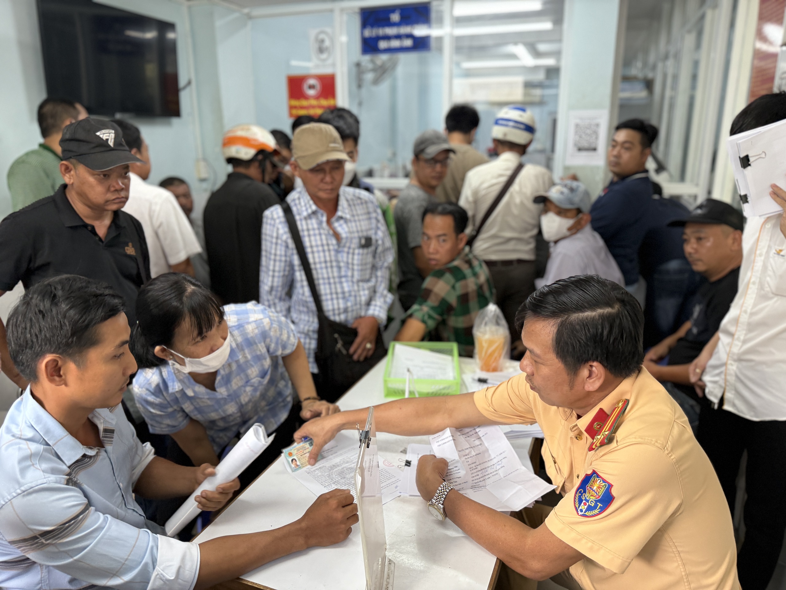 Bất ngờ tra ra lỗi bị CSGT phạt nguội vài năm trước, người dân cần làm gì?- Ảnh 1. Bất ngờ tra ra lỗi bị CSGT phạt nguội vài năm trước, người dân cần làm gì?- Ảnh 1.