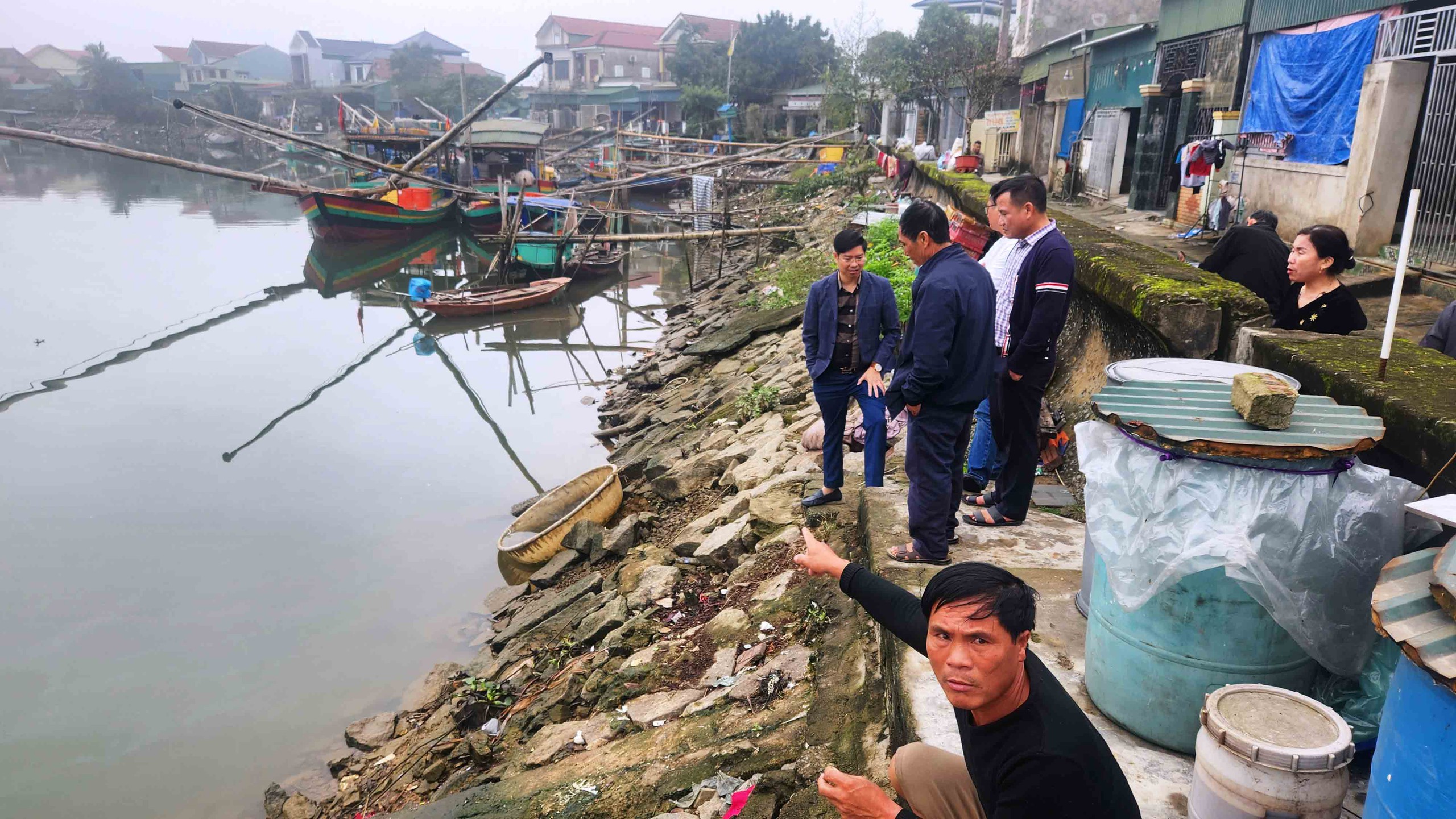 Tuyến đê bị sụt lún uy hiếp nhà dân- Ảnh 2. Tuyến đê bị sụt lún uy hiếp nhà dân- Ảnh 2.