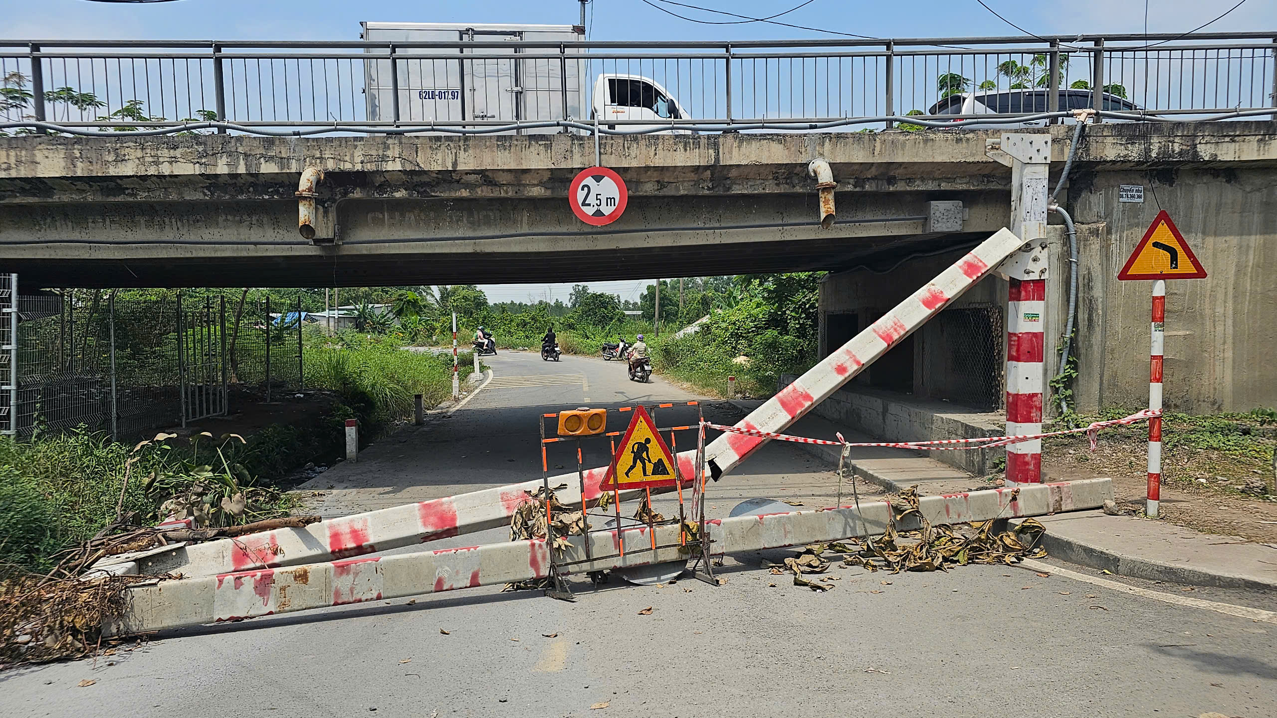Truy tìm xe tông ngã đổ khung giới hạn chiều cao dưới dạ cầu Xáng - Ảnh 1.