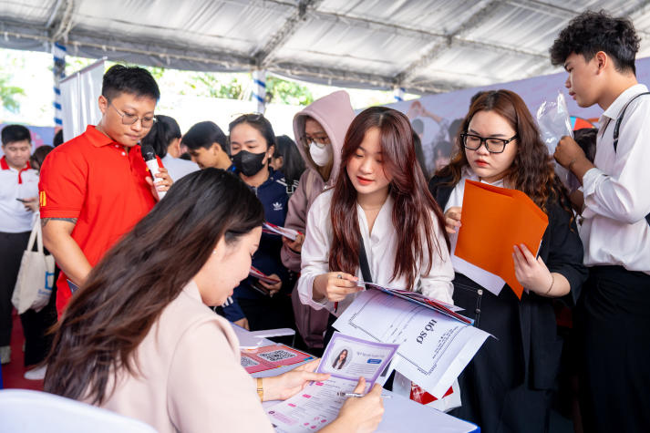 HUTECH ALUMNI JOB FAIR 2025: Cơ hội cho sinh viên bước vào thị trường lao động - Ảnh 1.